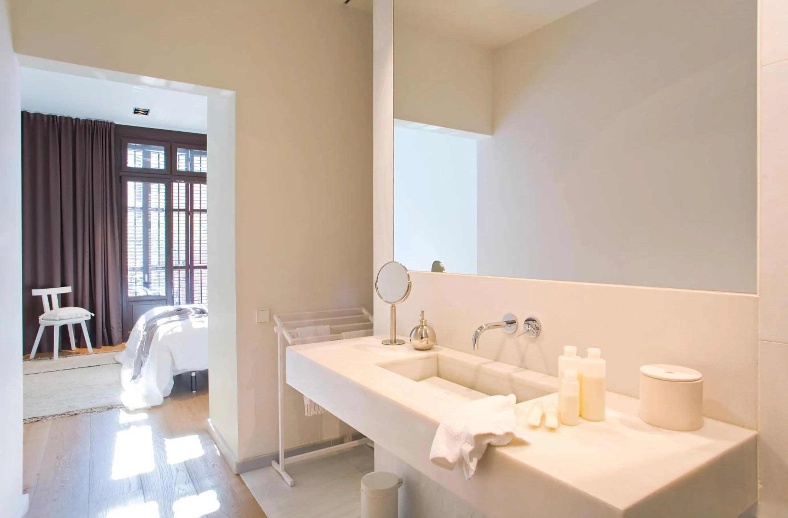 Bathroom, Bed in DestinationBCN Universitat Apartments