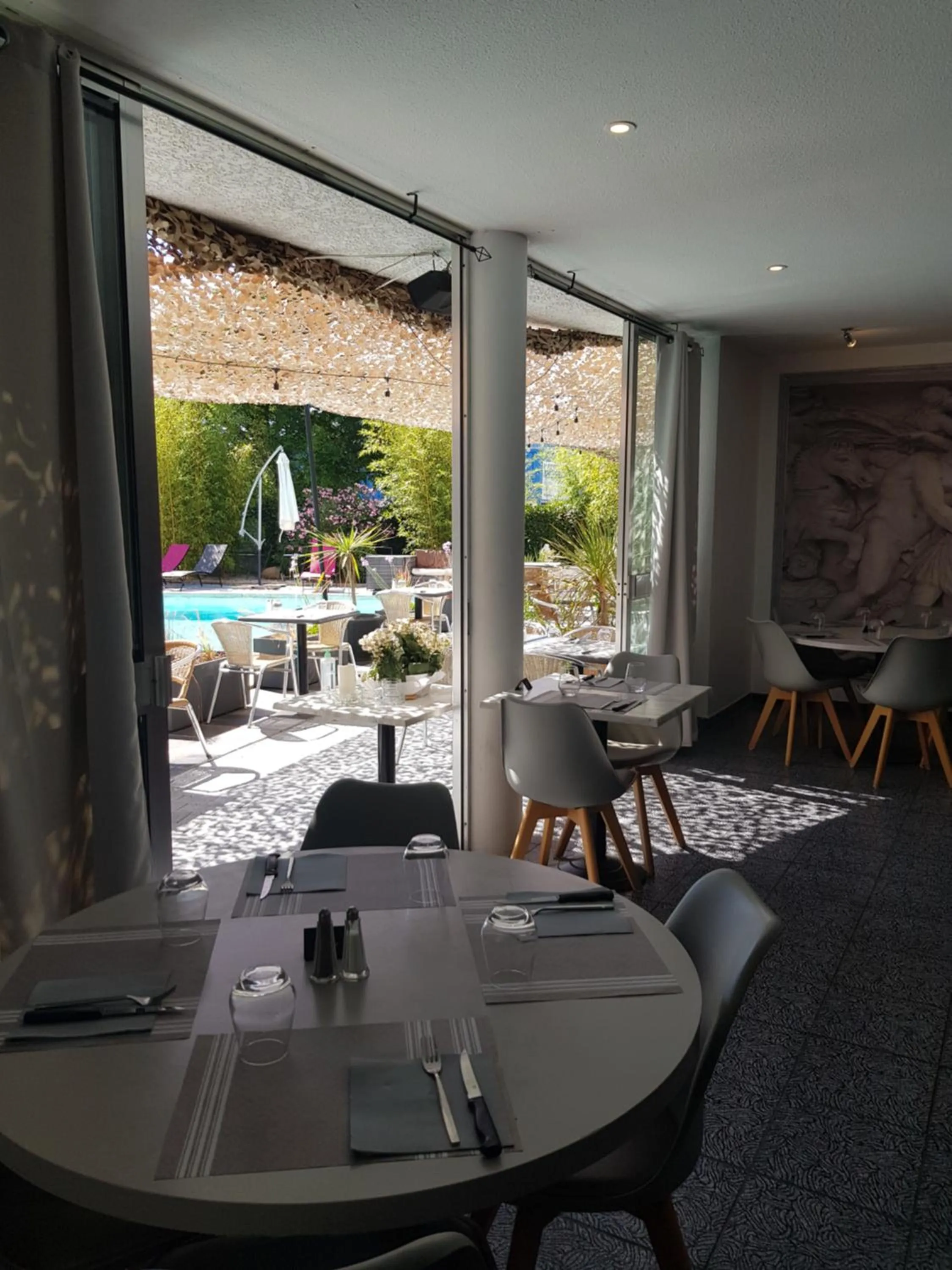 Restaurant/places to eat in Hotel La Clé