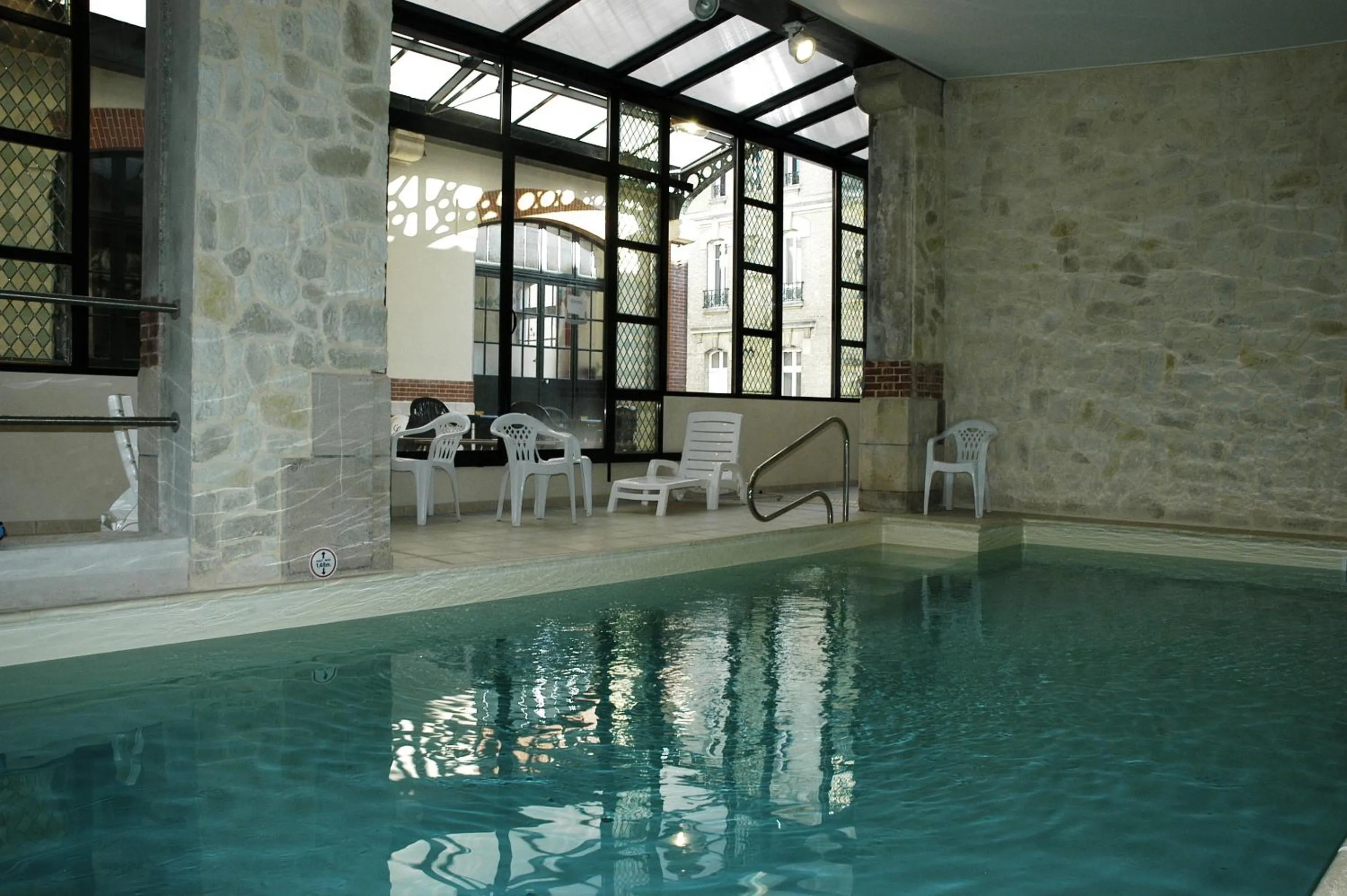 Swimming pool in Hotel Castel Jeanson