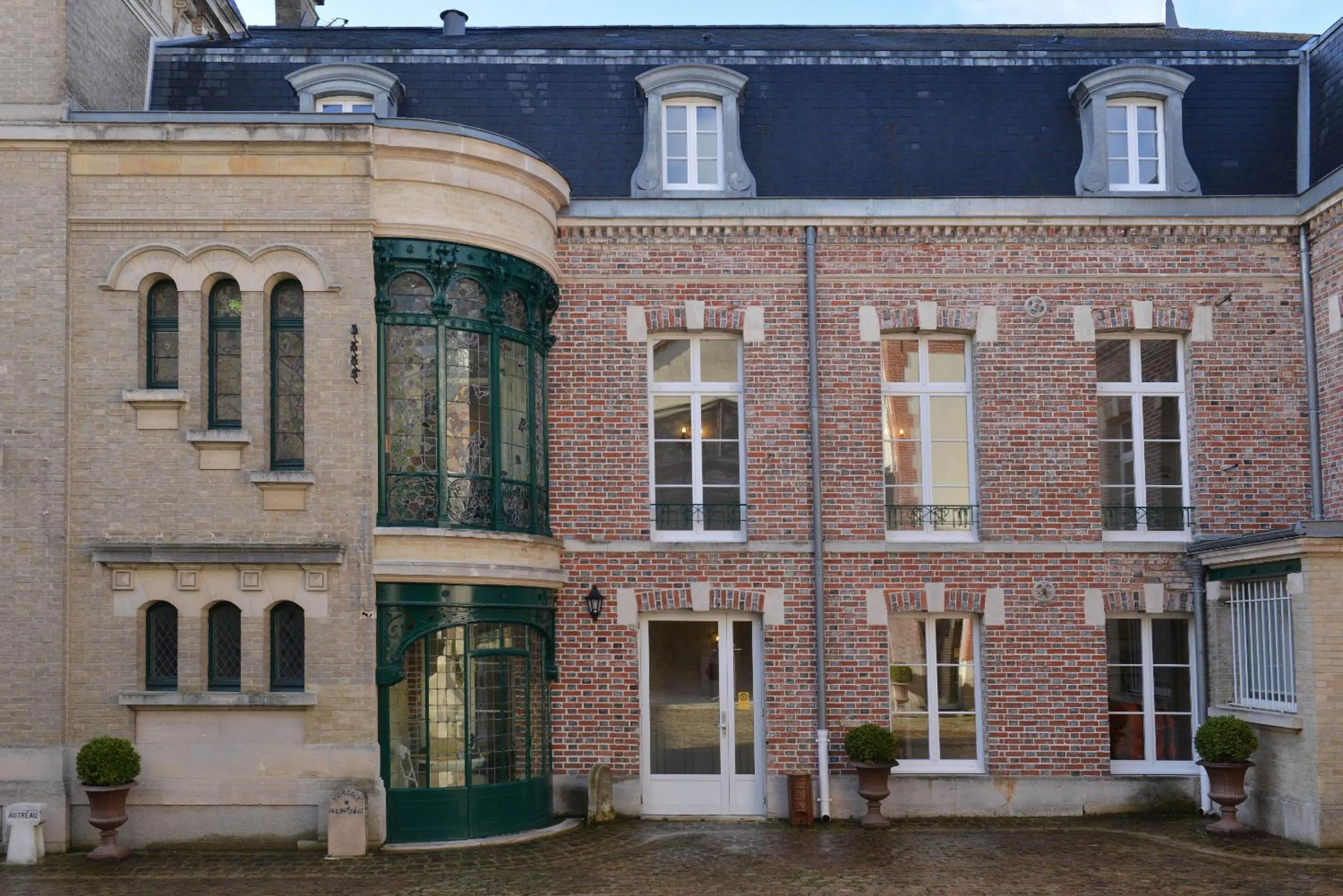 Patio in Hotel Castel Jeanson