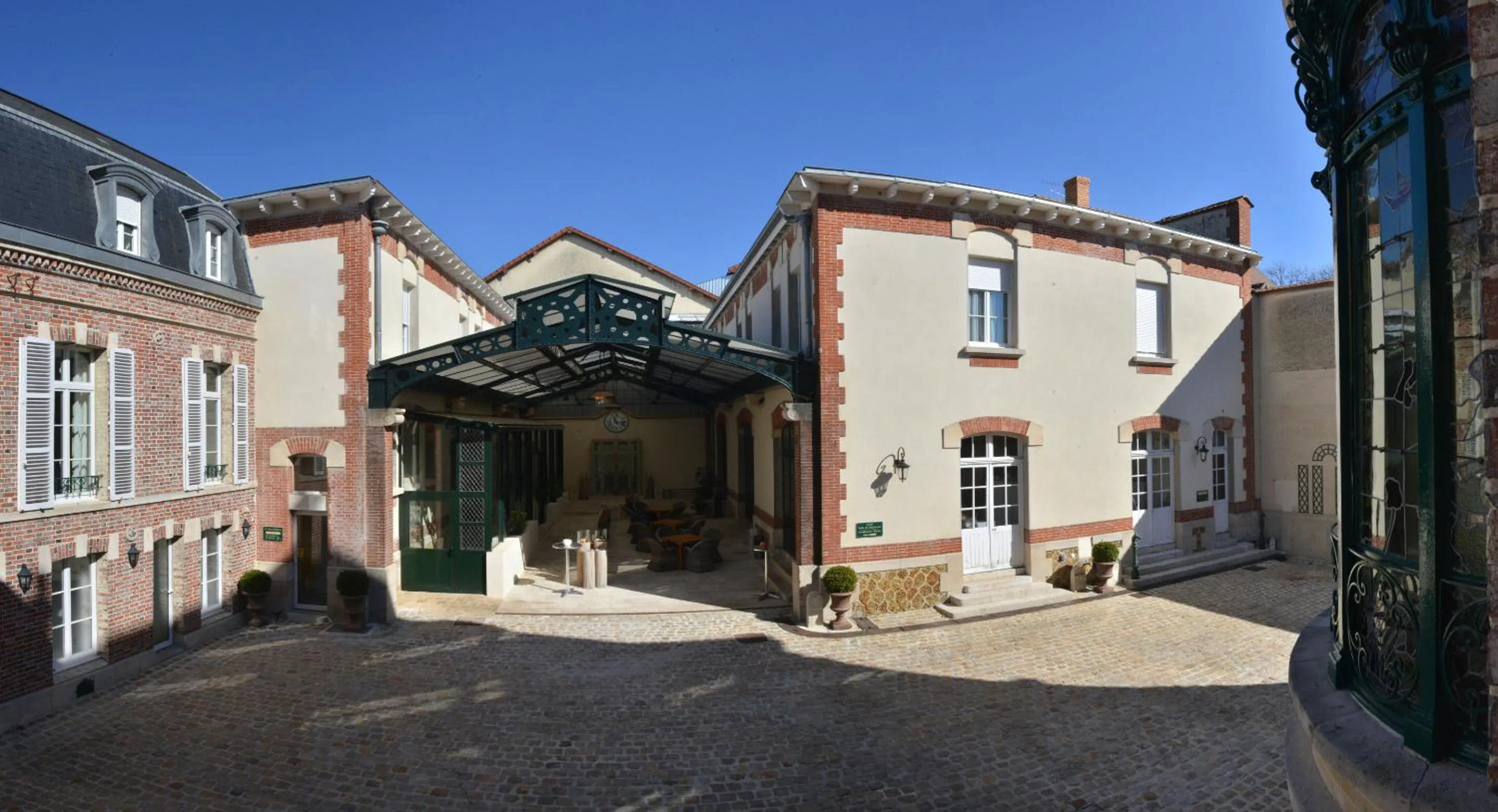 Patio in Hotel Castel Jeanson