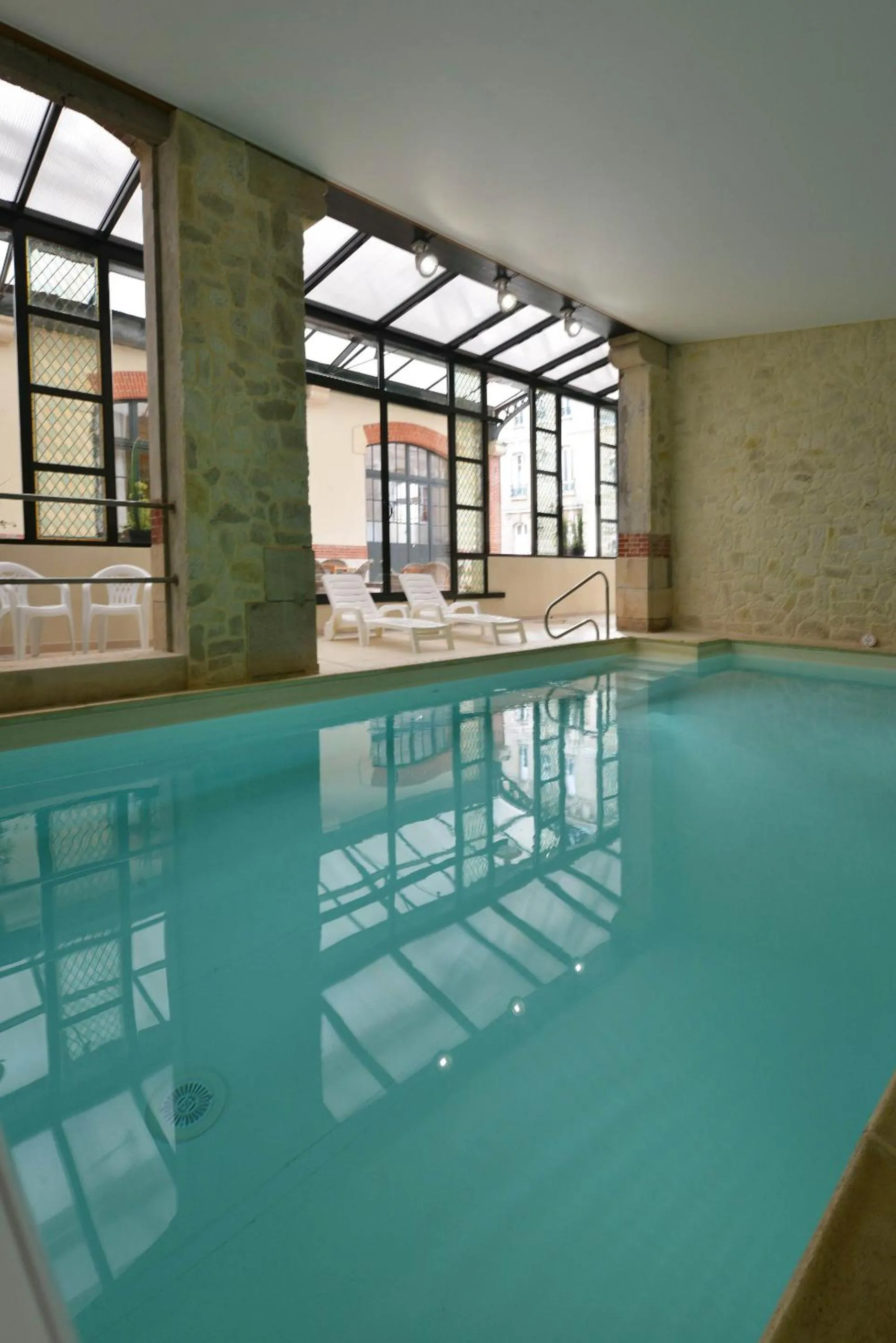 Swimming pool in Hotel Castel Jeanson