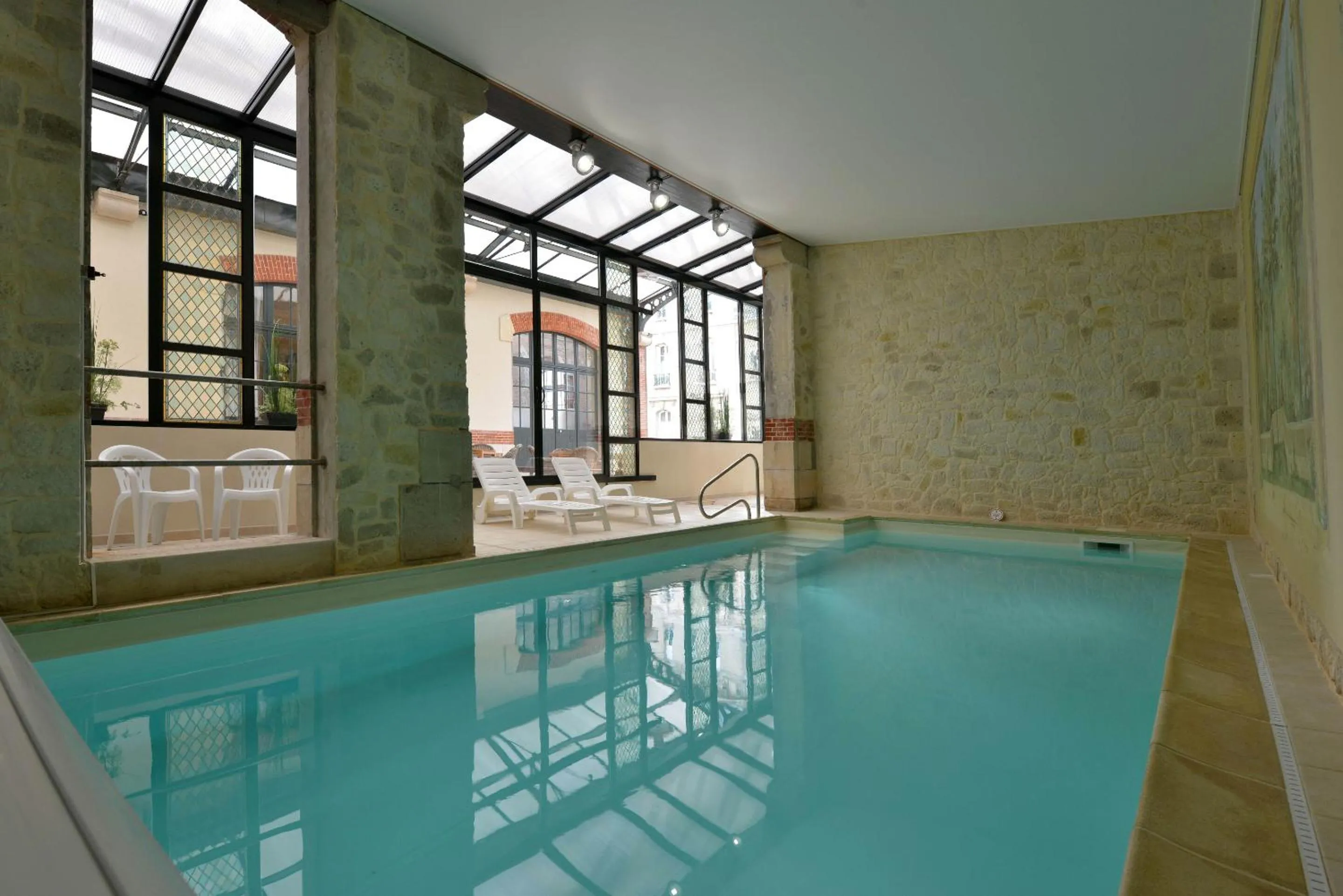 Swimming pool in Hotel Castel Jeanson