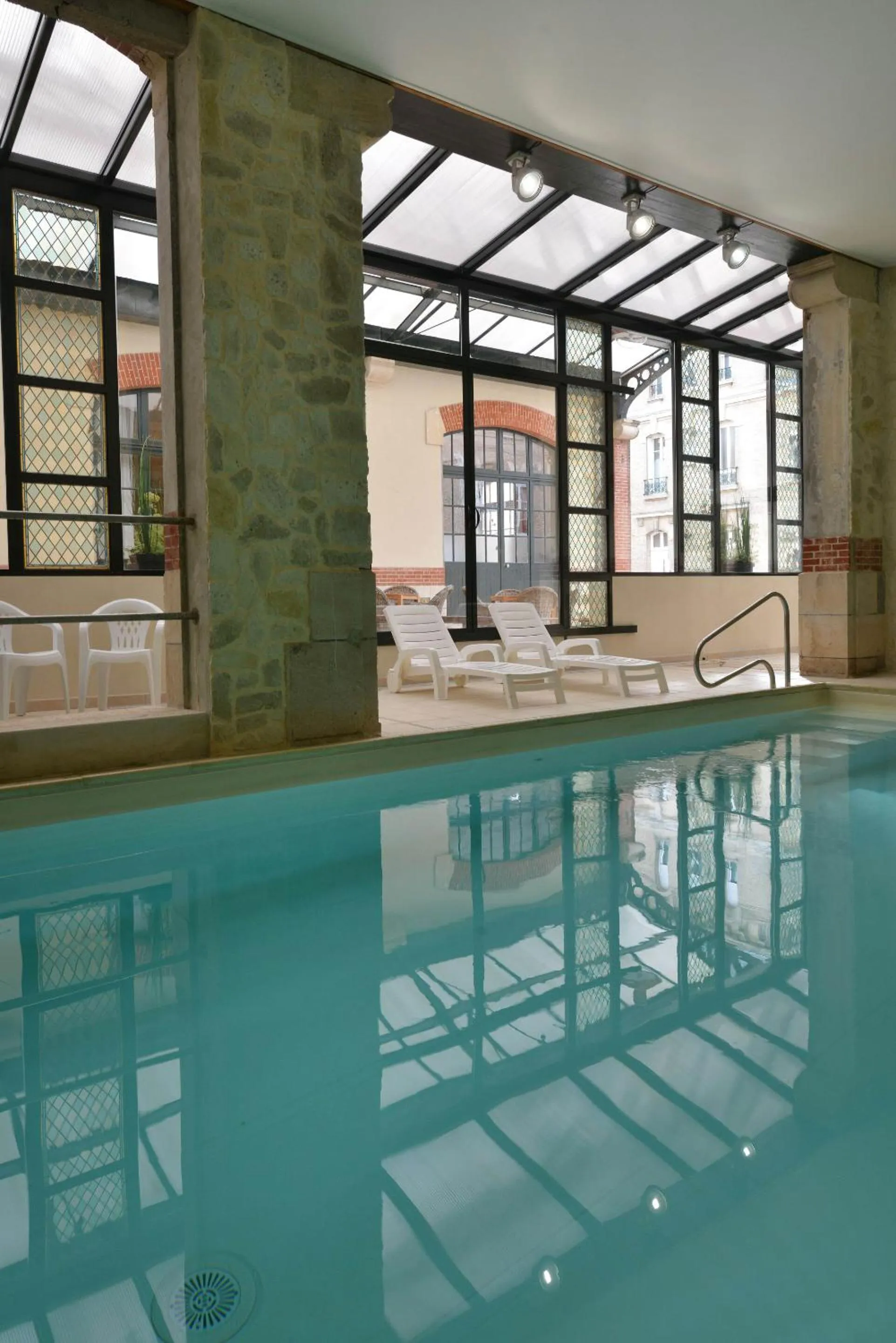 Swimming pool in Hotel Castel Jeanson