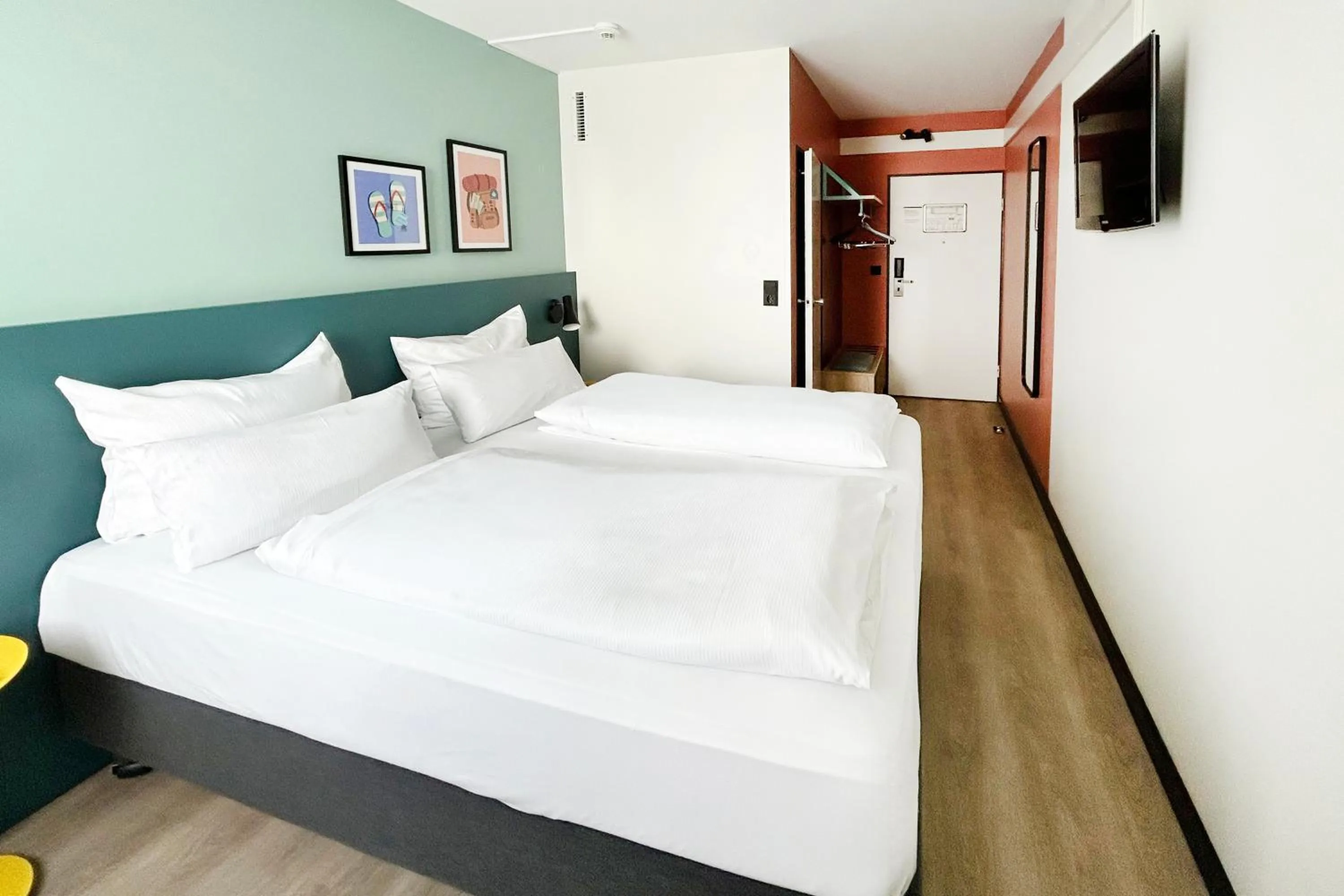 Photo of the whole room, Bed in Garner Hotel Osnabrück by IHG