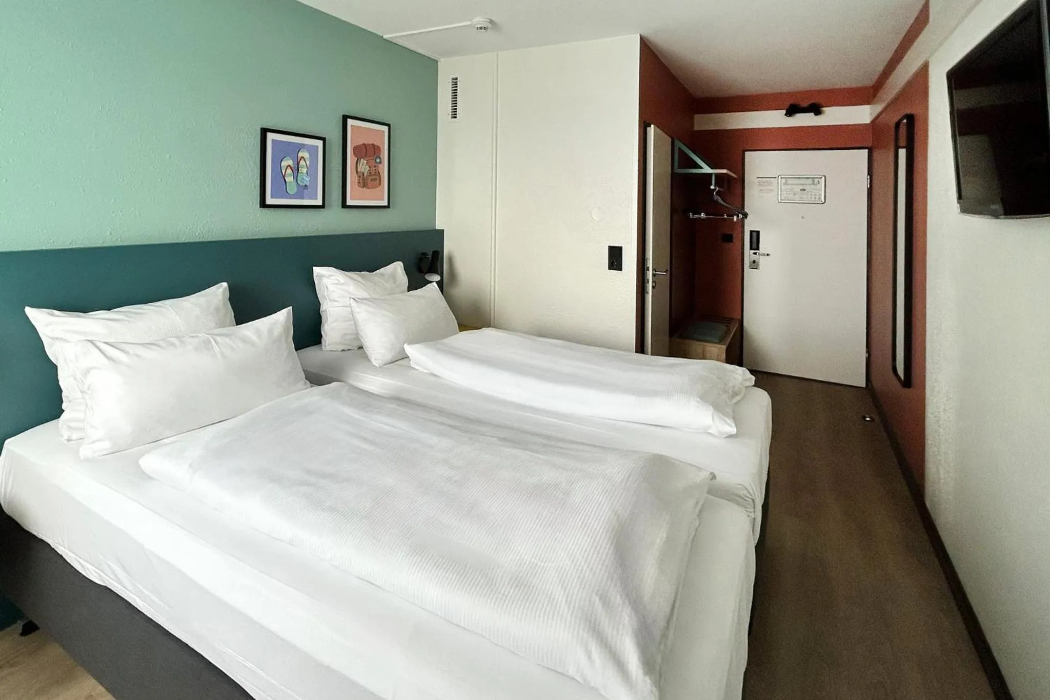 Photo of the whole room, Bed in Garner Hotel Osnabrück by IHG