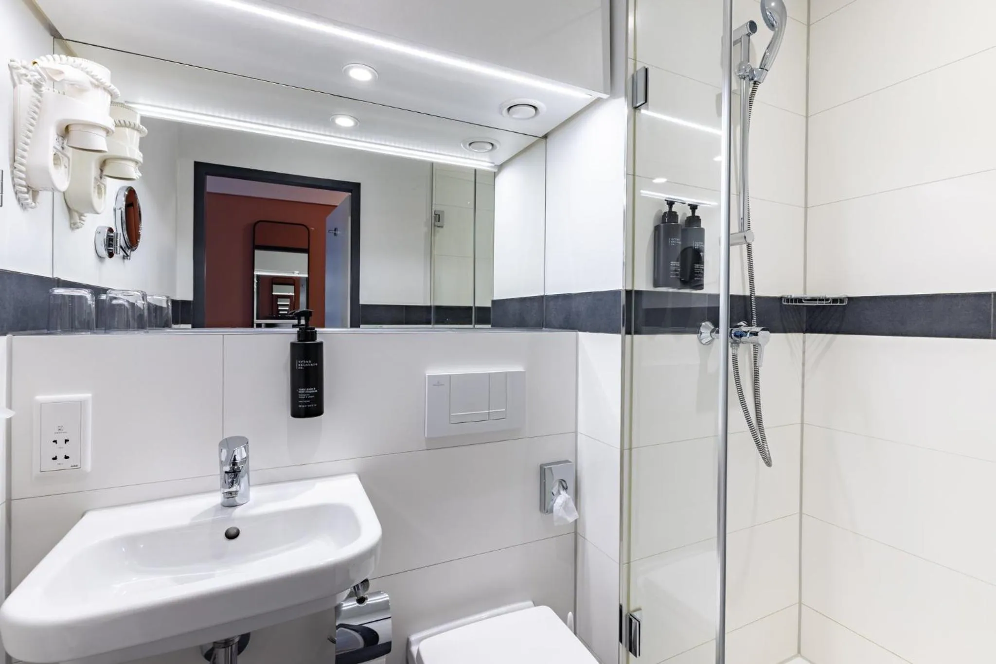 Bathroom in Garner Hotel Osnabrück by IHG