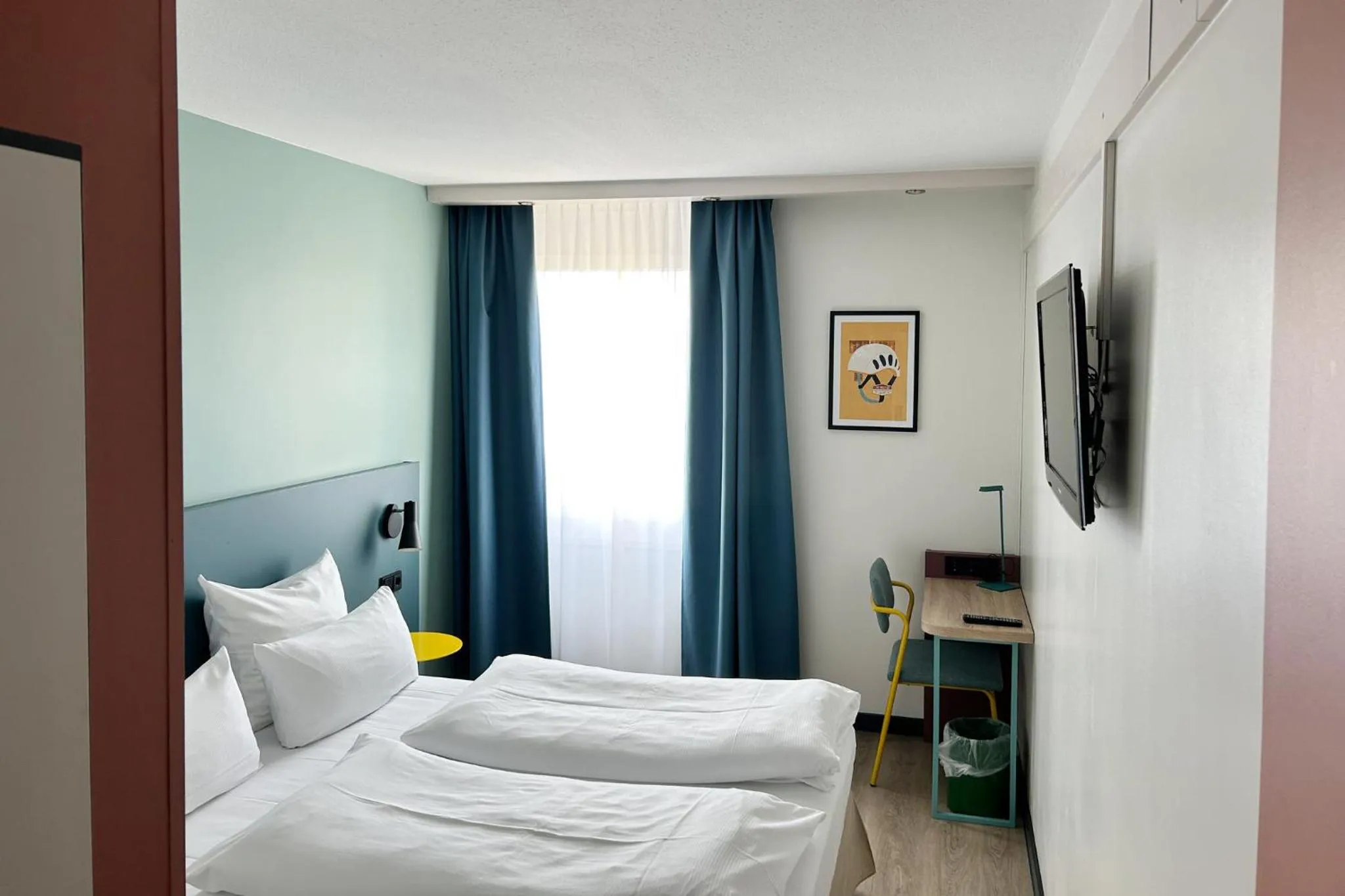 Photo of the whole room, Bed in Garner Hotel Osnabrück by IHG