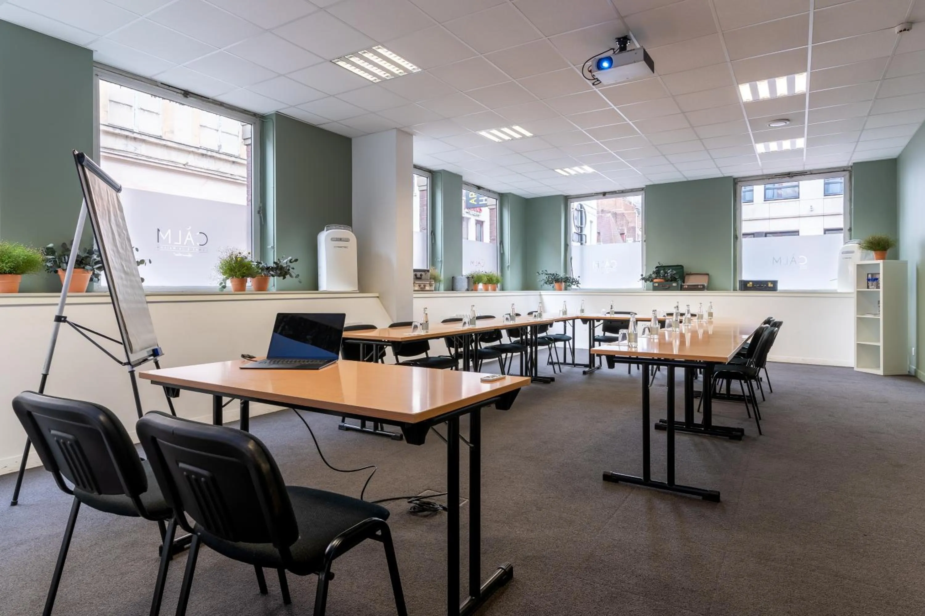 Meeting/conference room in CALM Appart' & Hostel