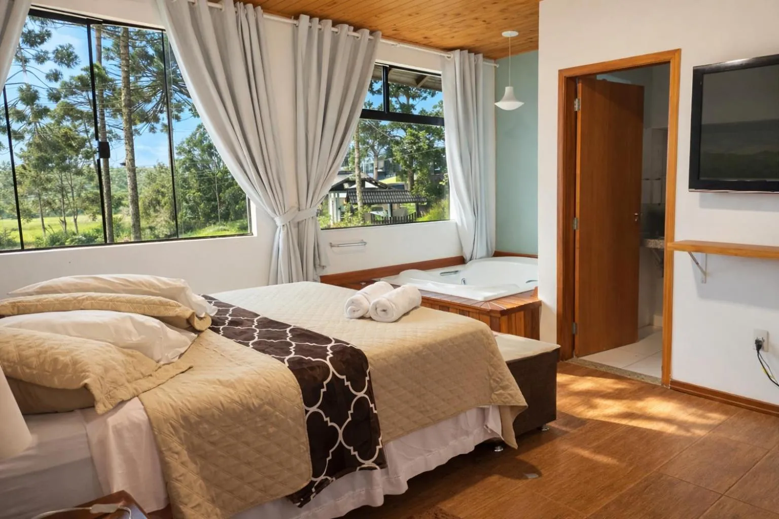 Shower, Bed in Pousada Bramasole em Monte Verde