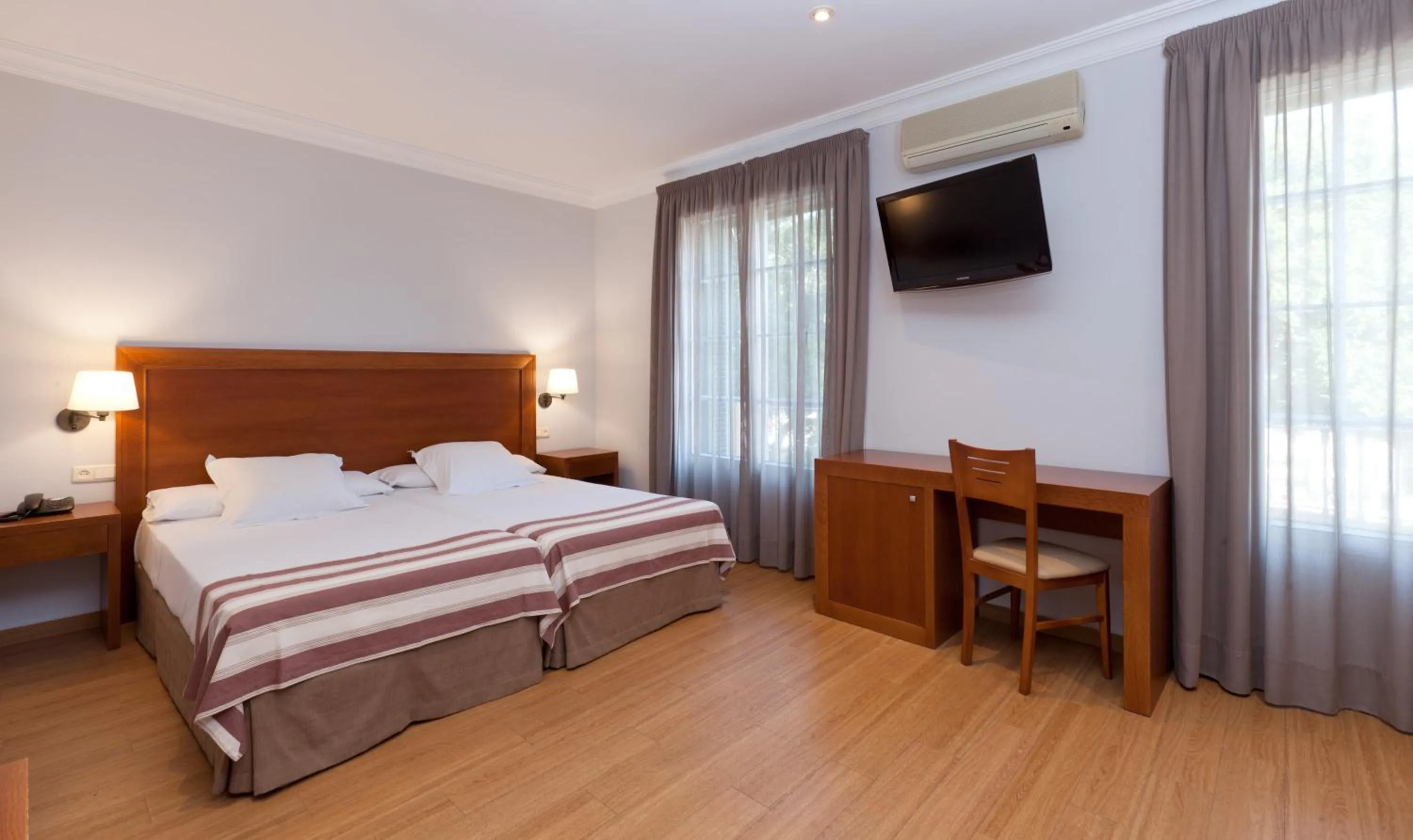 Photo of the whole room, TV/Entertainment Center in Venecia