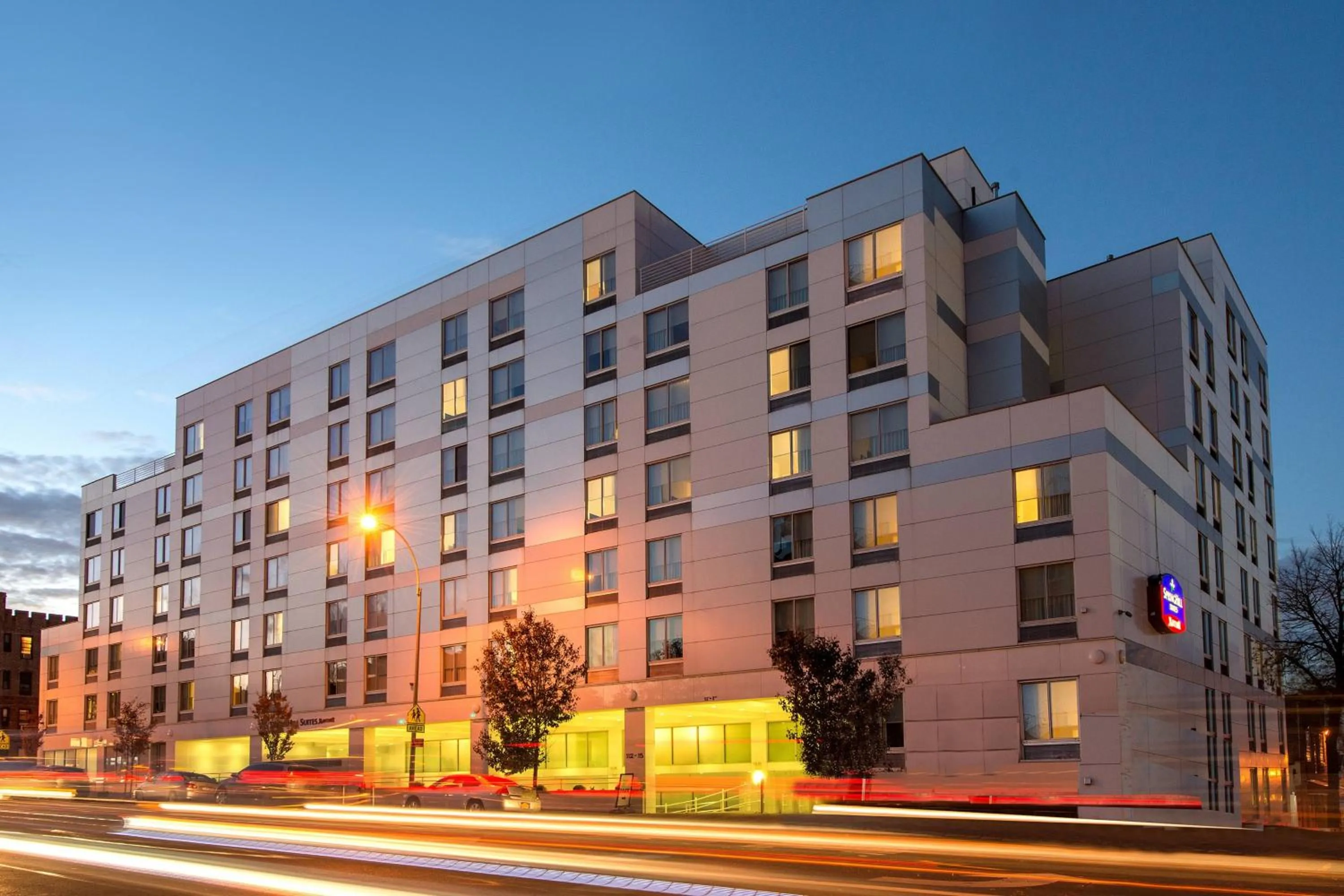 Property building in SpringHill Suites by Marriott New York LaGuardia Airport