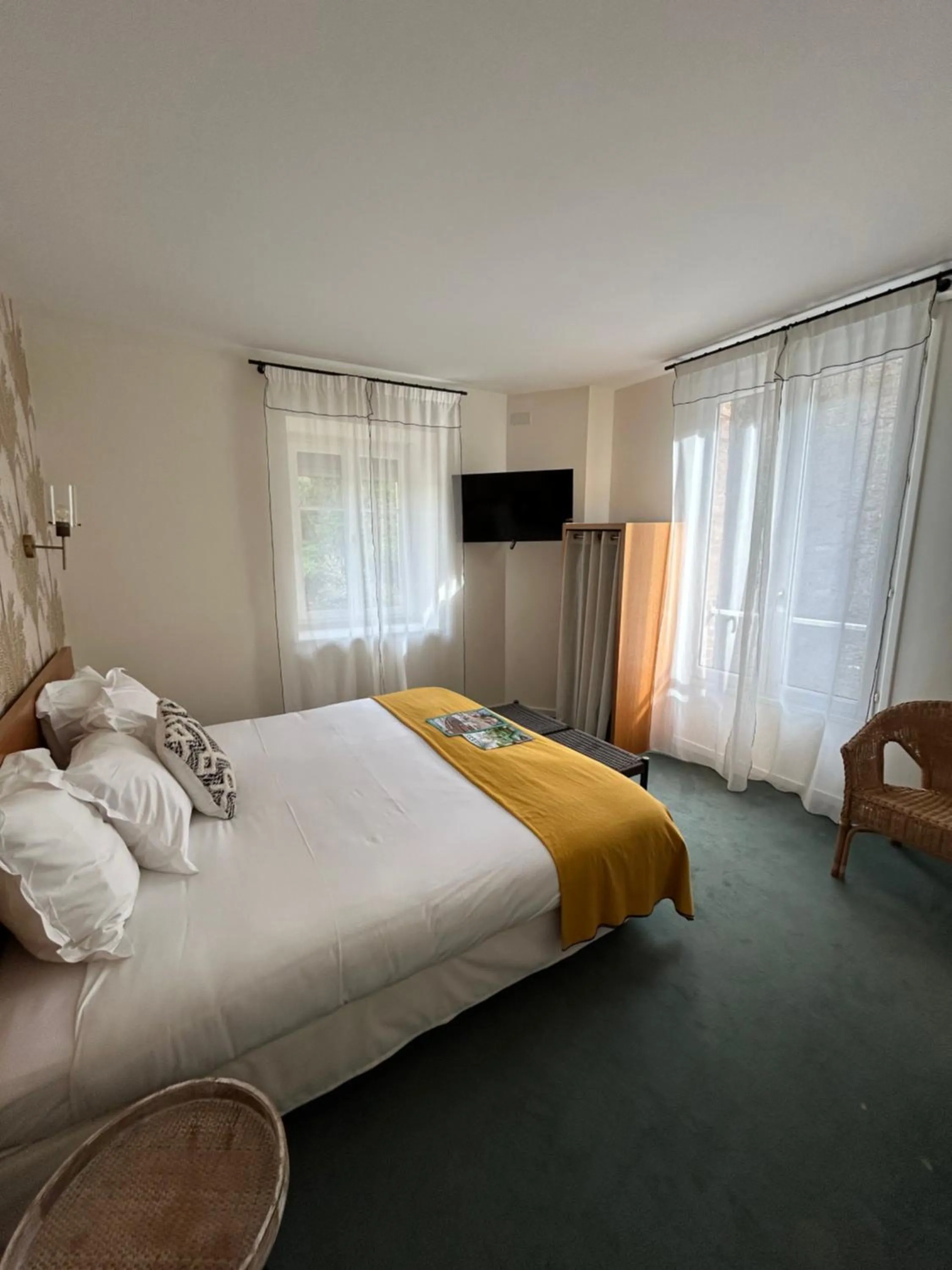 Photo of the whole room, Bed in Hôtel De La Vallée