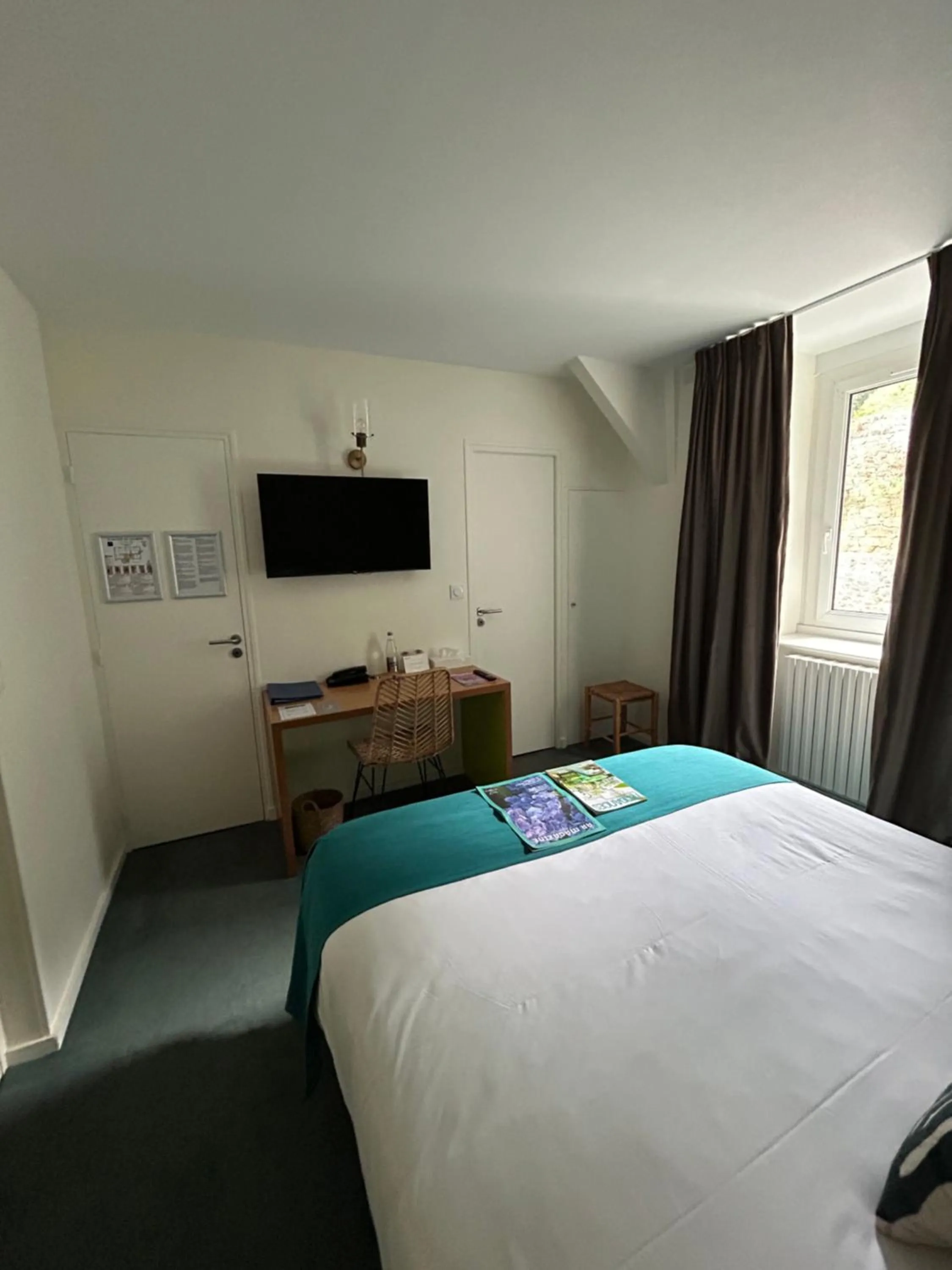 Photo of the whole room, Bed in Hôtel De La Vallée