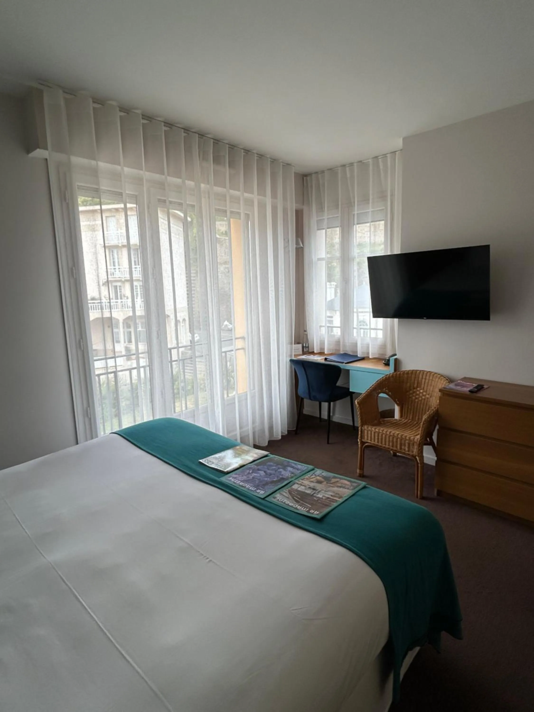 Photo of the whole room, Bed in Hôtel De La Vallée