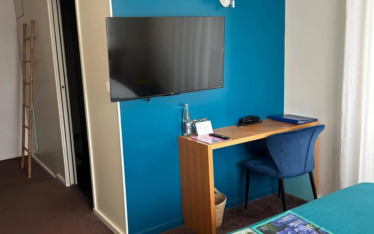 TV and multimedia, Bed in Hôtel De La Vallée