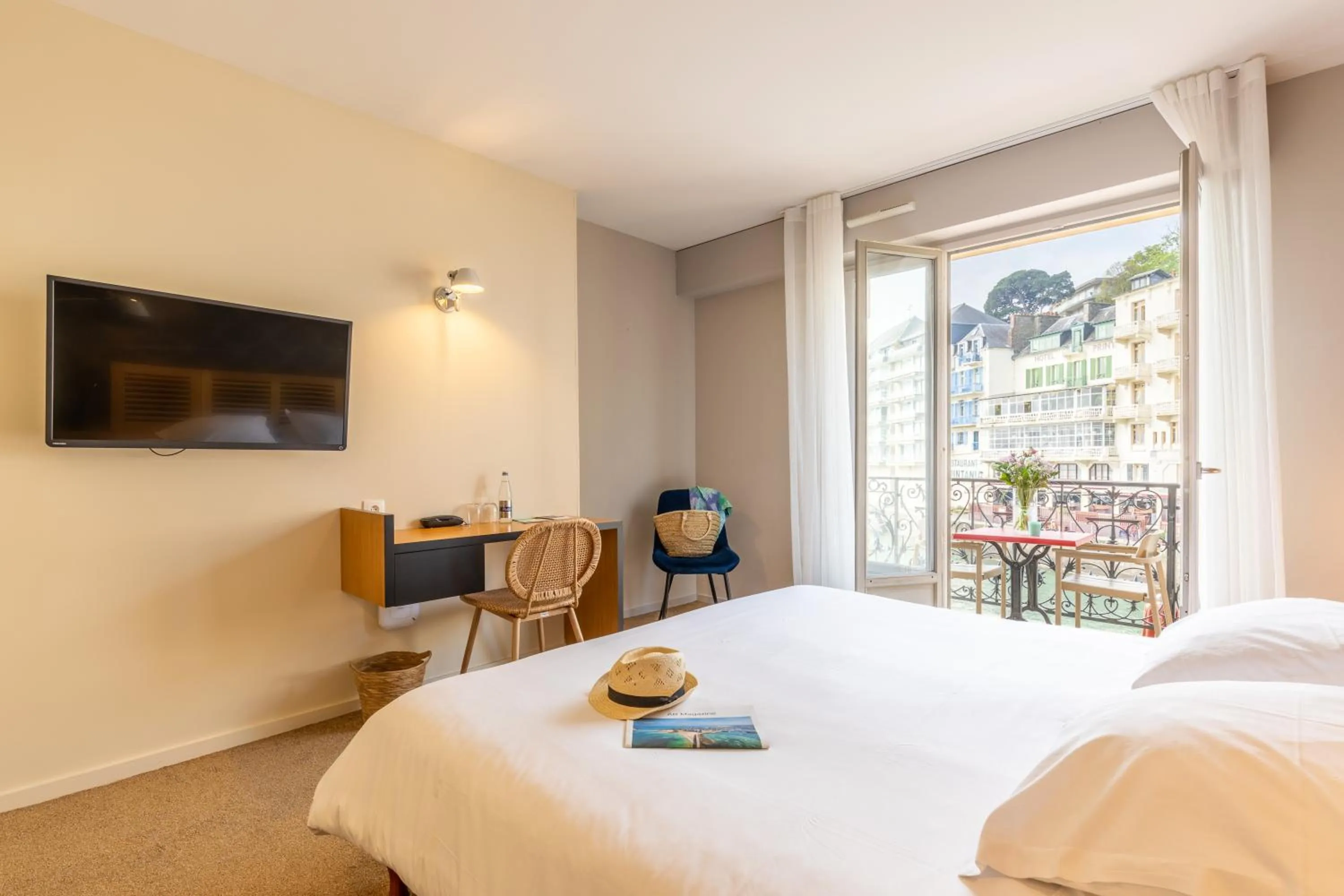 Photo of the whole room, Bed in Hôtel De La Vallée