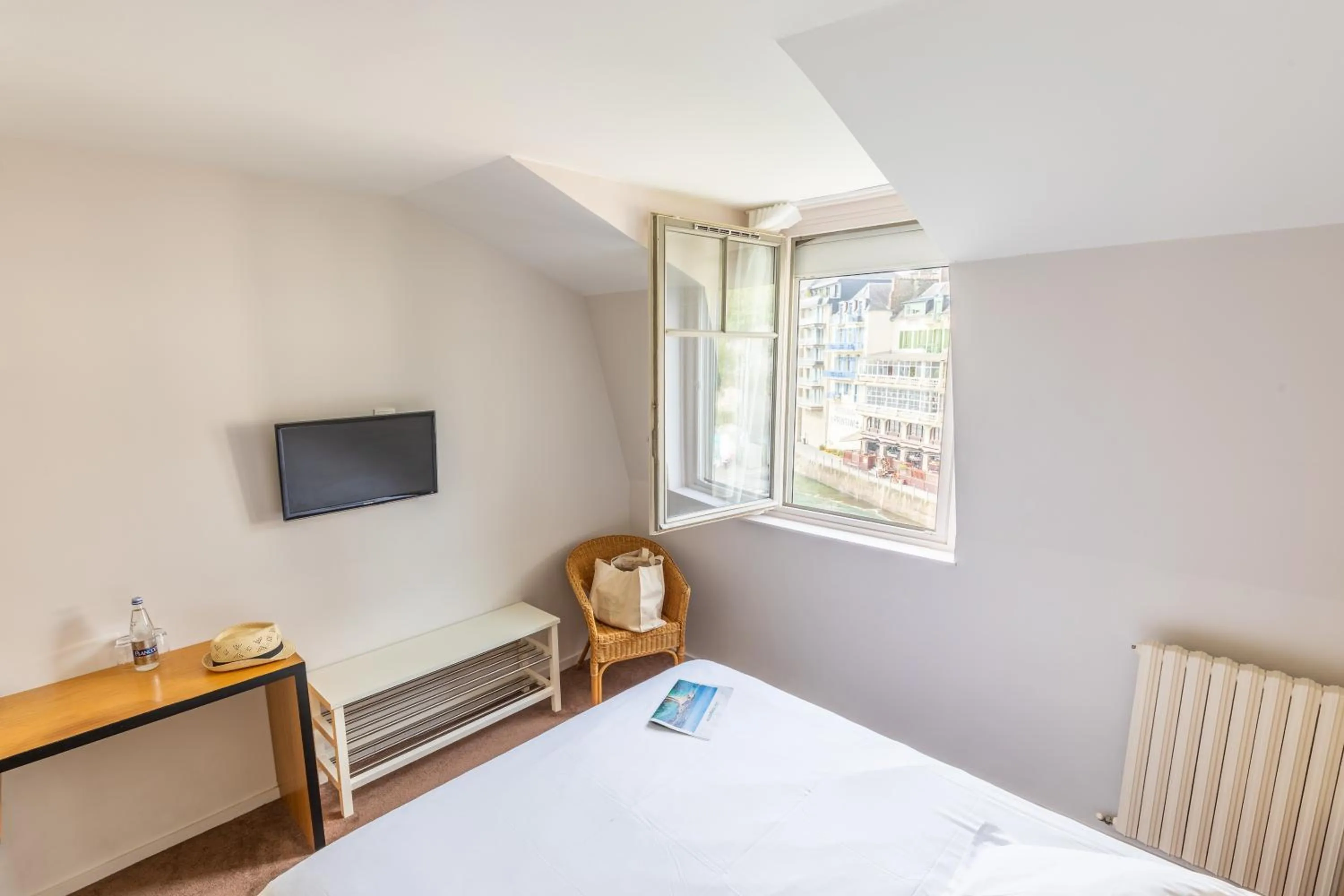 Photo of the whole room, Bed in Hôtel De La Vallée