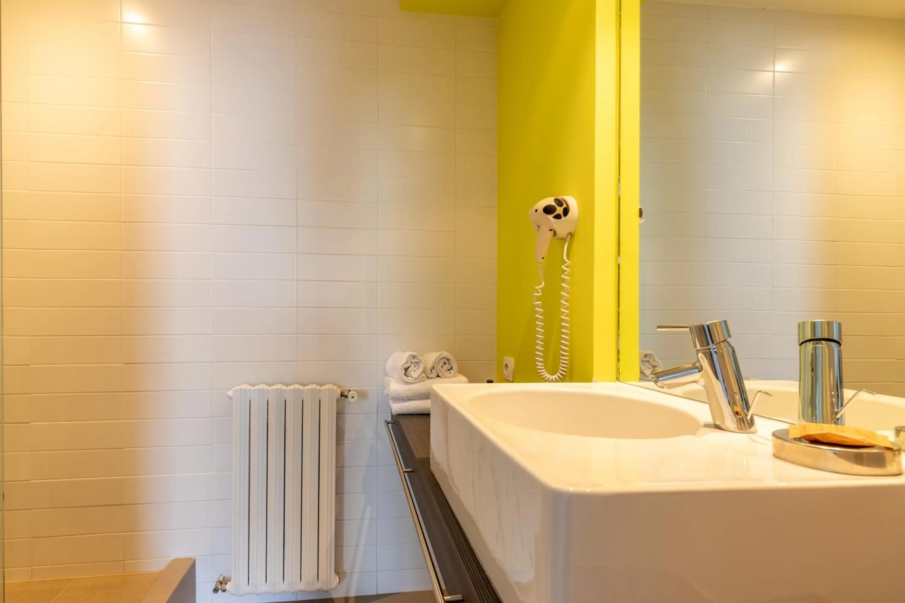 Bathroom in Hôtel De La Vallée