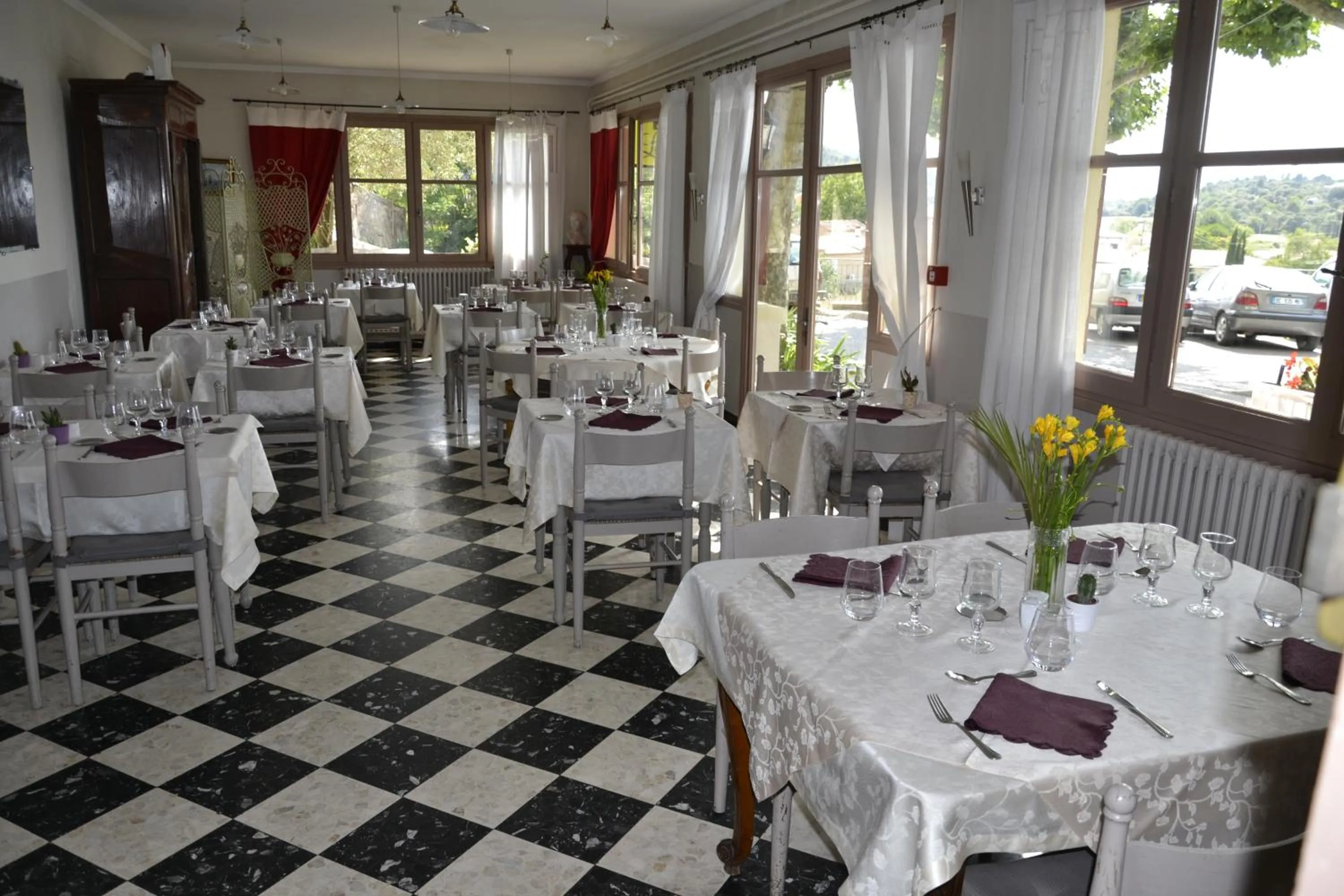Restaurant/places to eat in Hotellerie de l'Esplanade