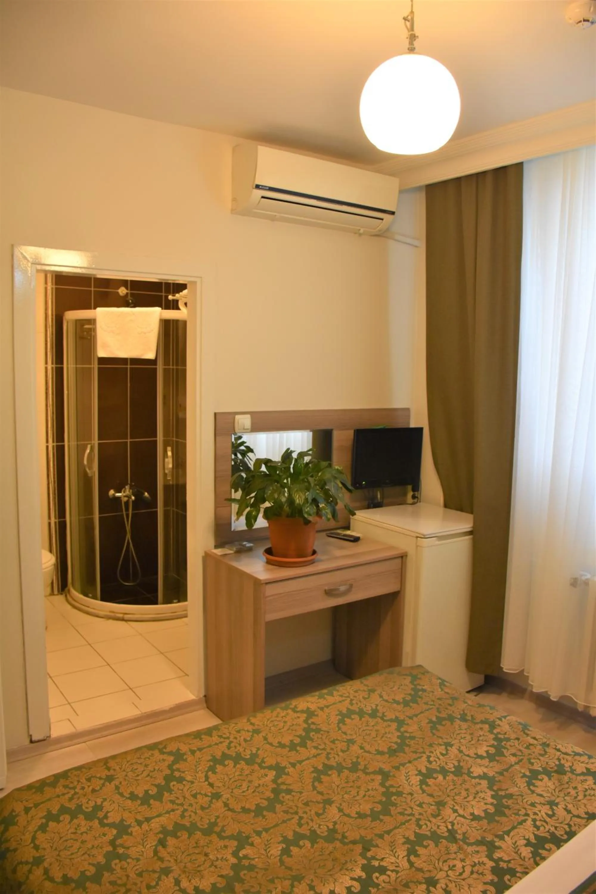 Communal lounge/ TV room in DİNAR HOTEL