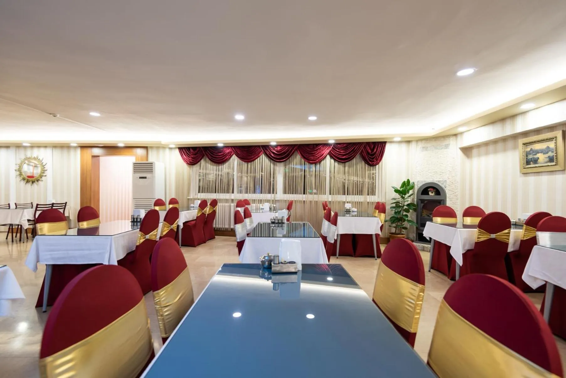 Restaurant/places to eat in DİNAR HOTEL