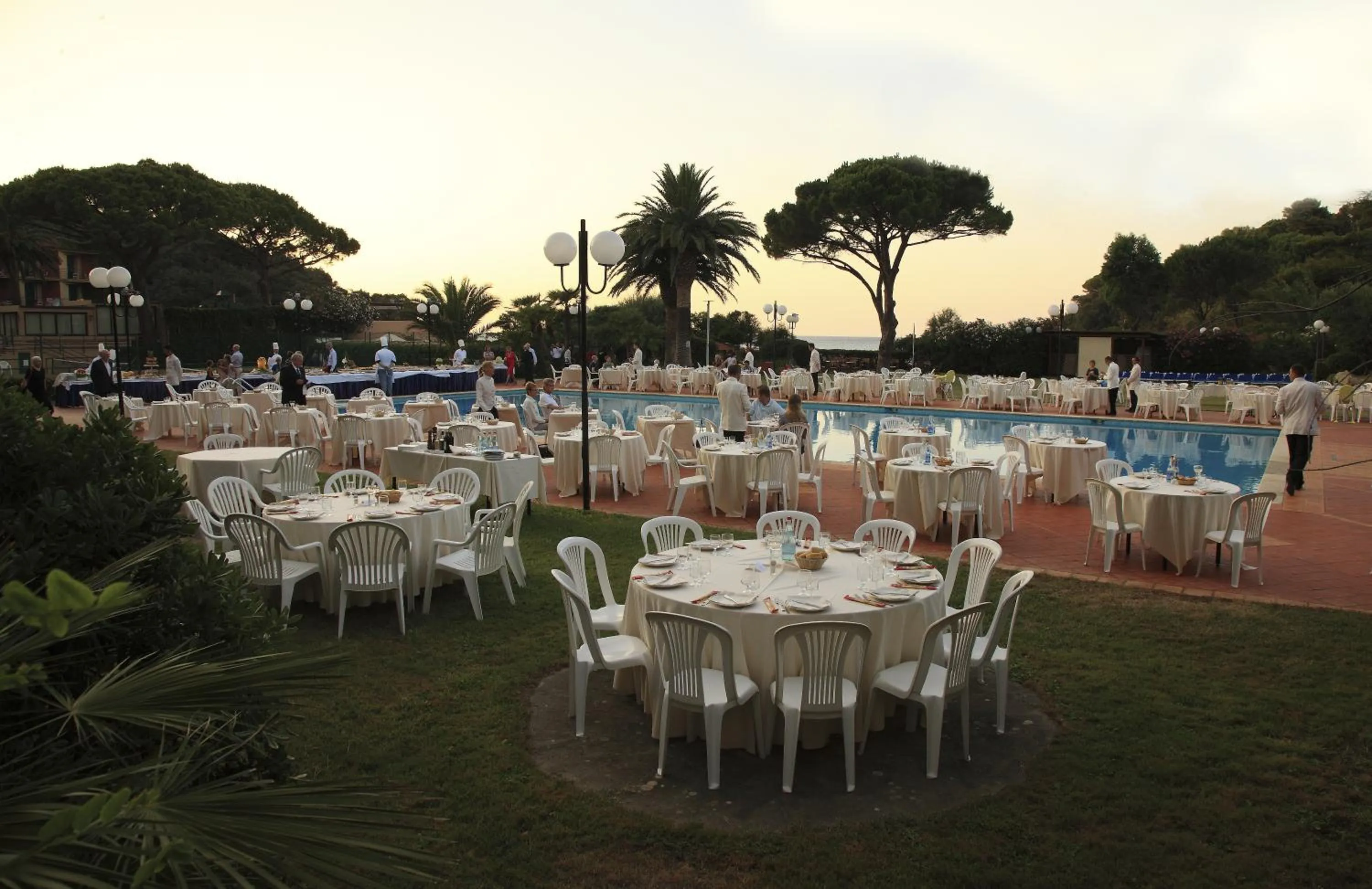 Restaurant/places to eat in Hotel Desiree