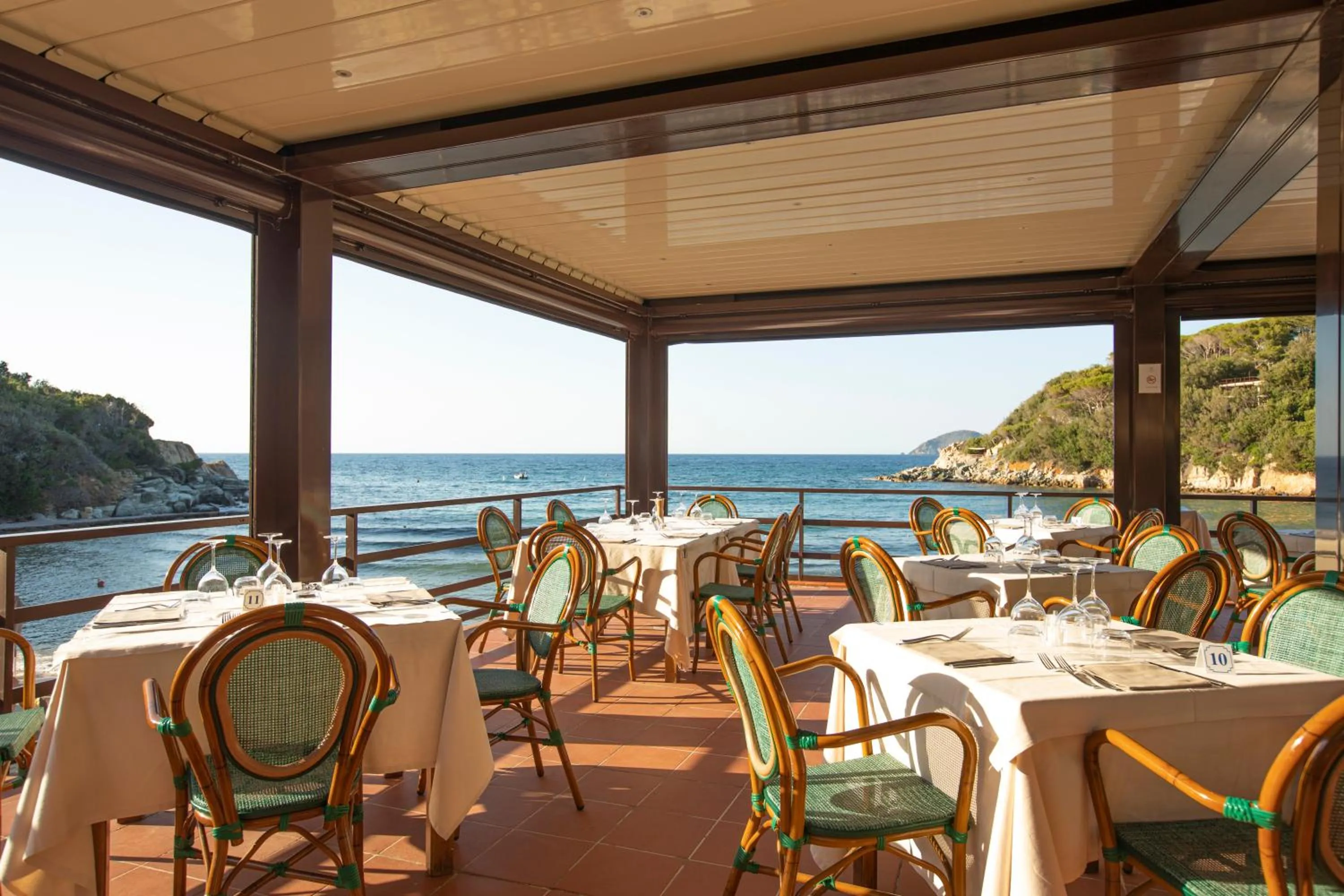 Restaurant/places to eat in Hotel Desiree