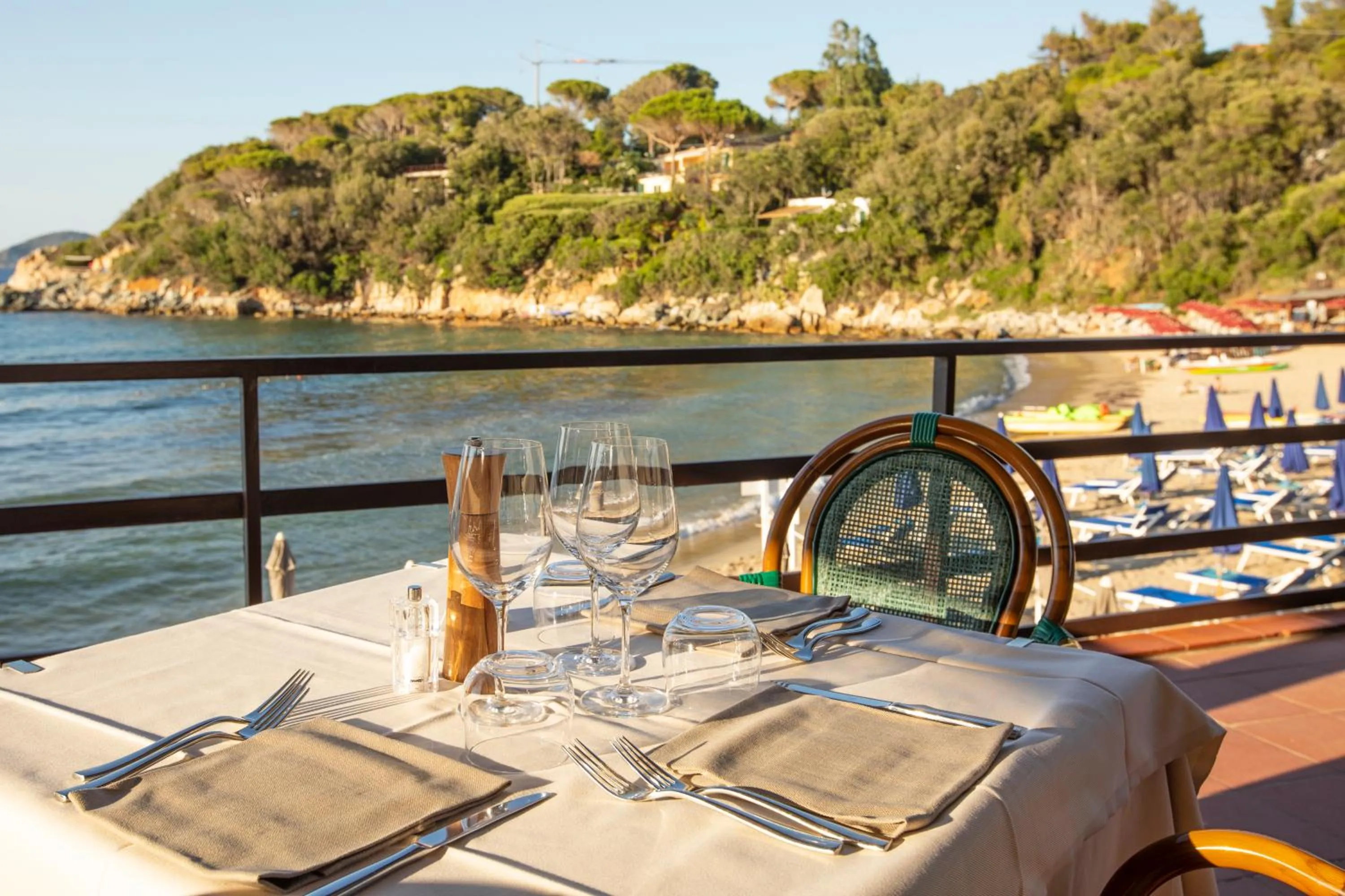 Restaurant/places to eat in Hotel Desiree