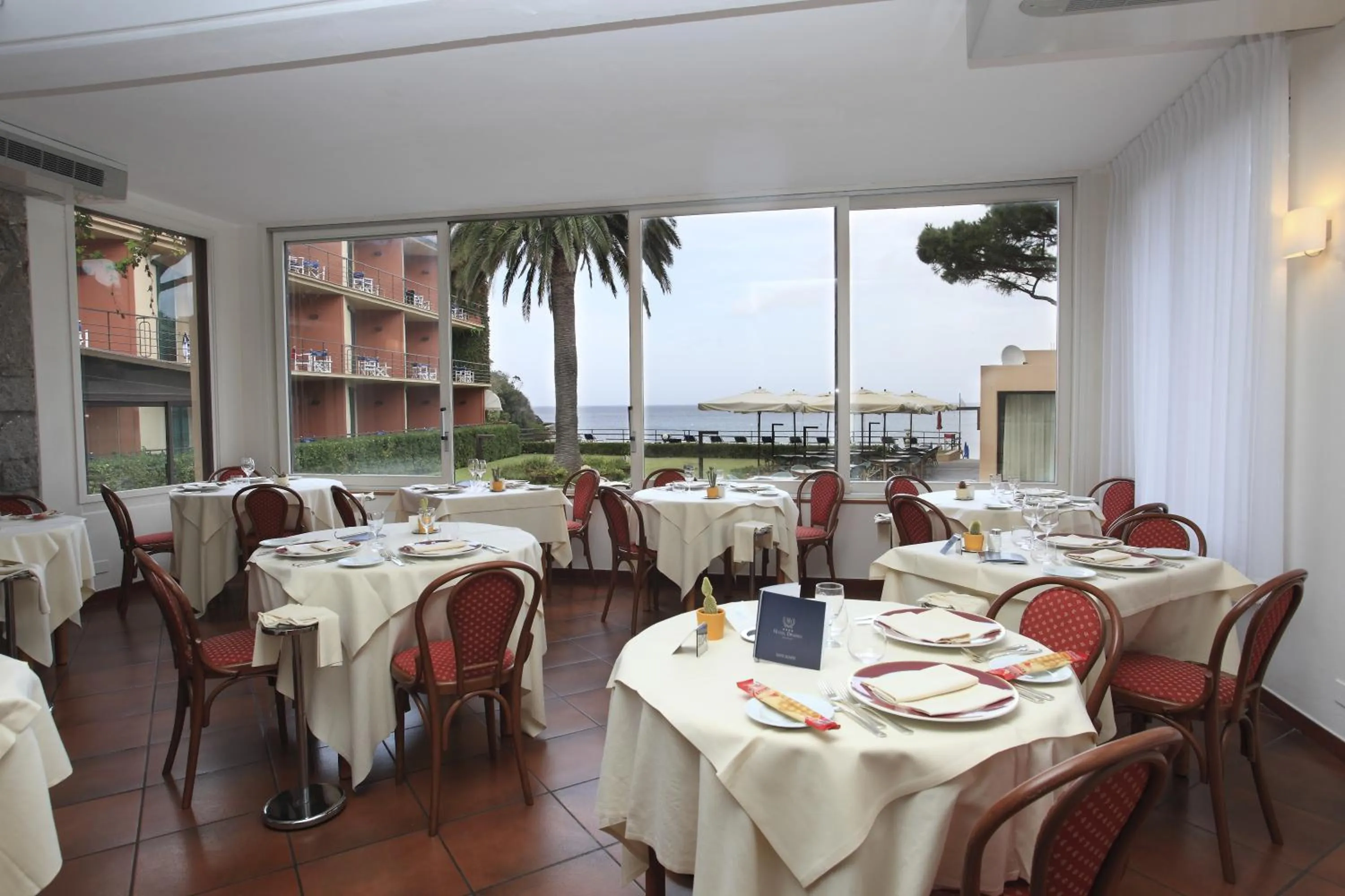Restaurant/places to eat in Hotel Desiree