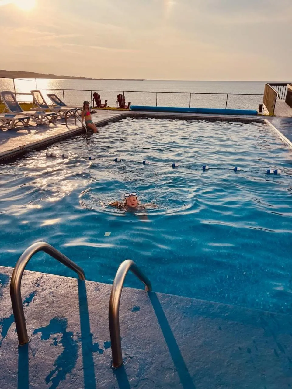 Swimming pool in Shallow Bay Motel & Cabins Conference Centre
