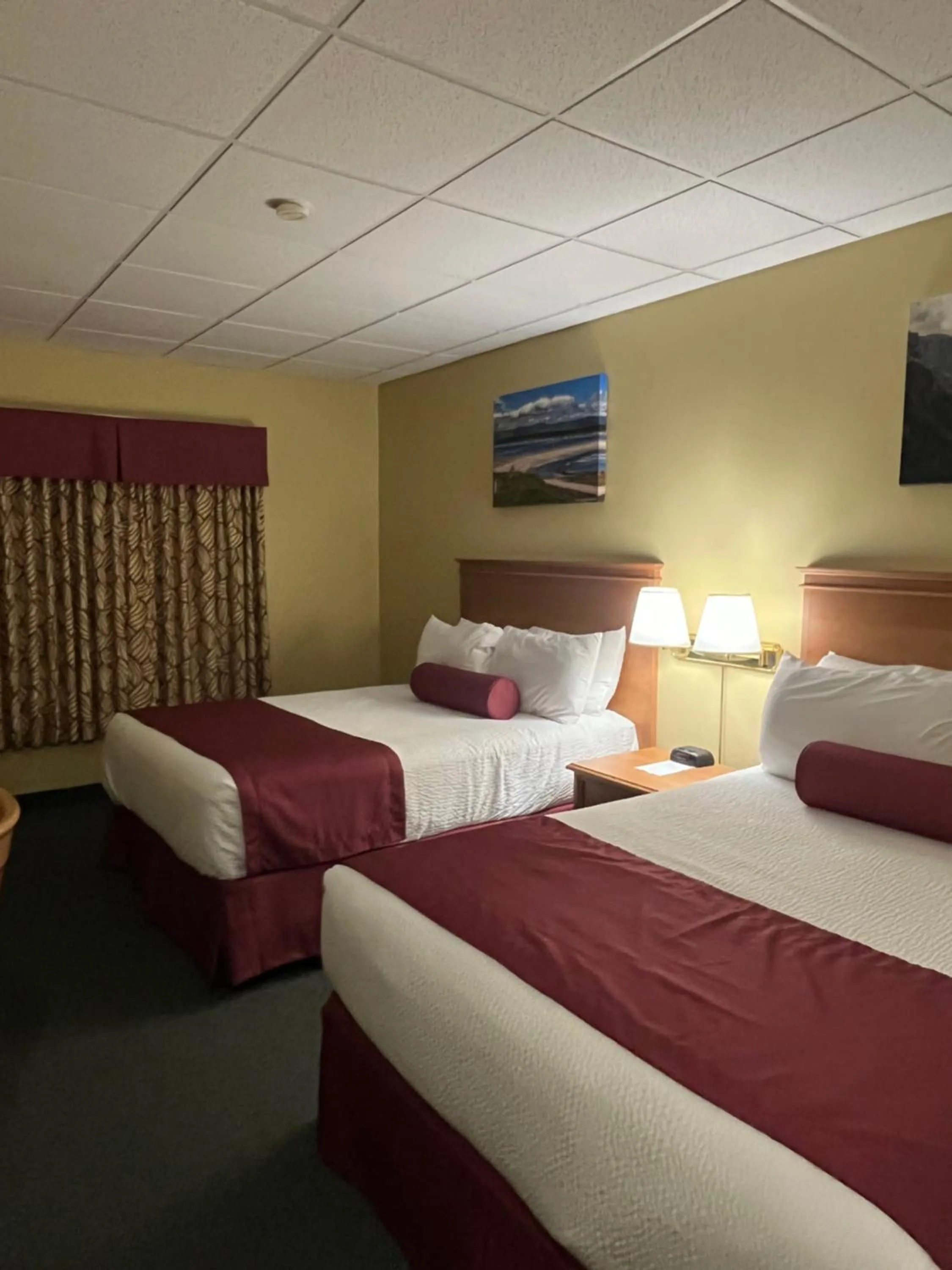 Bed in Shallow Bay Motel & Cabins Conference Centre