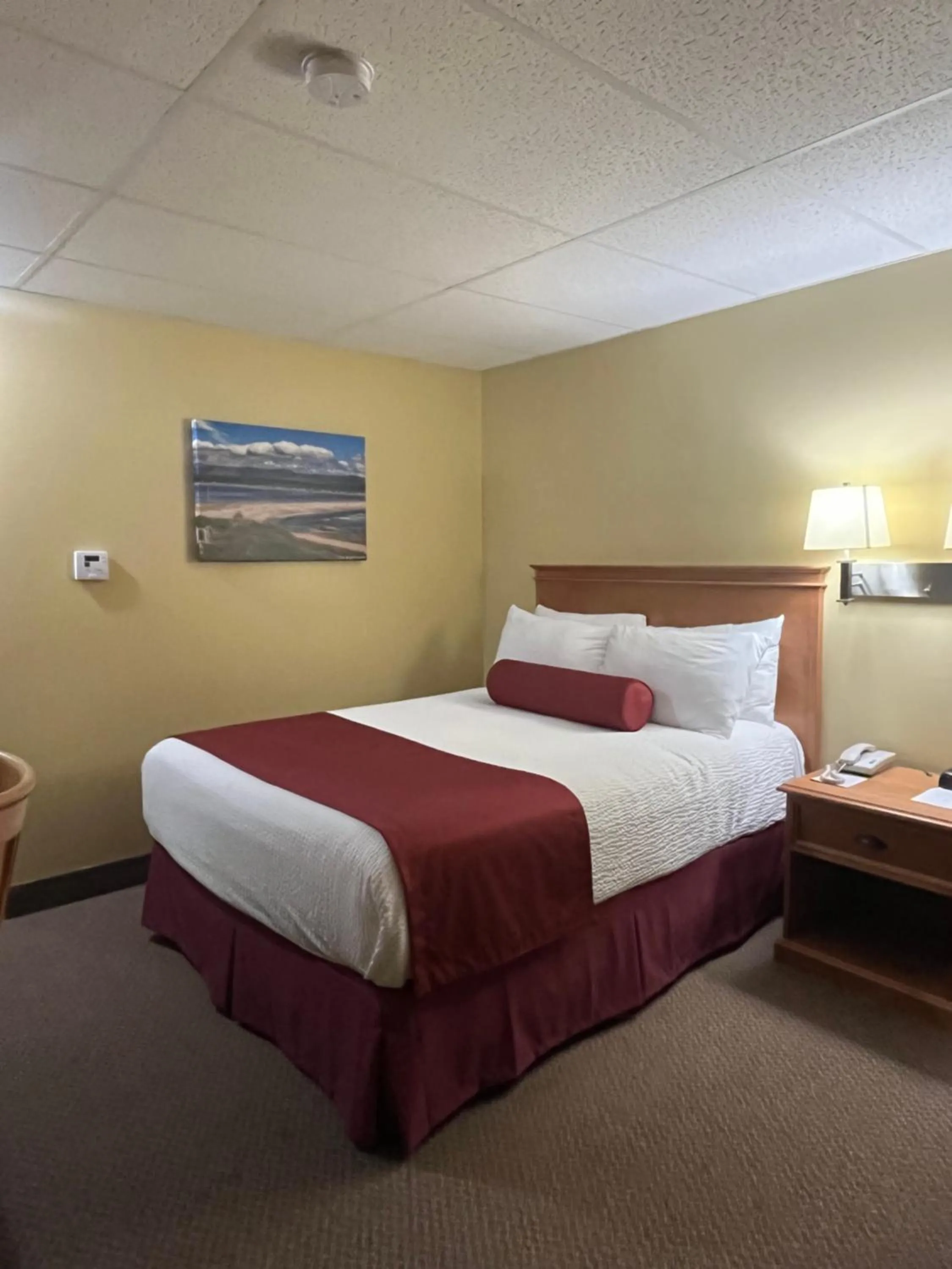 Bed in Shallow Bay Motel & Cabins Conference Centre