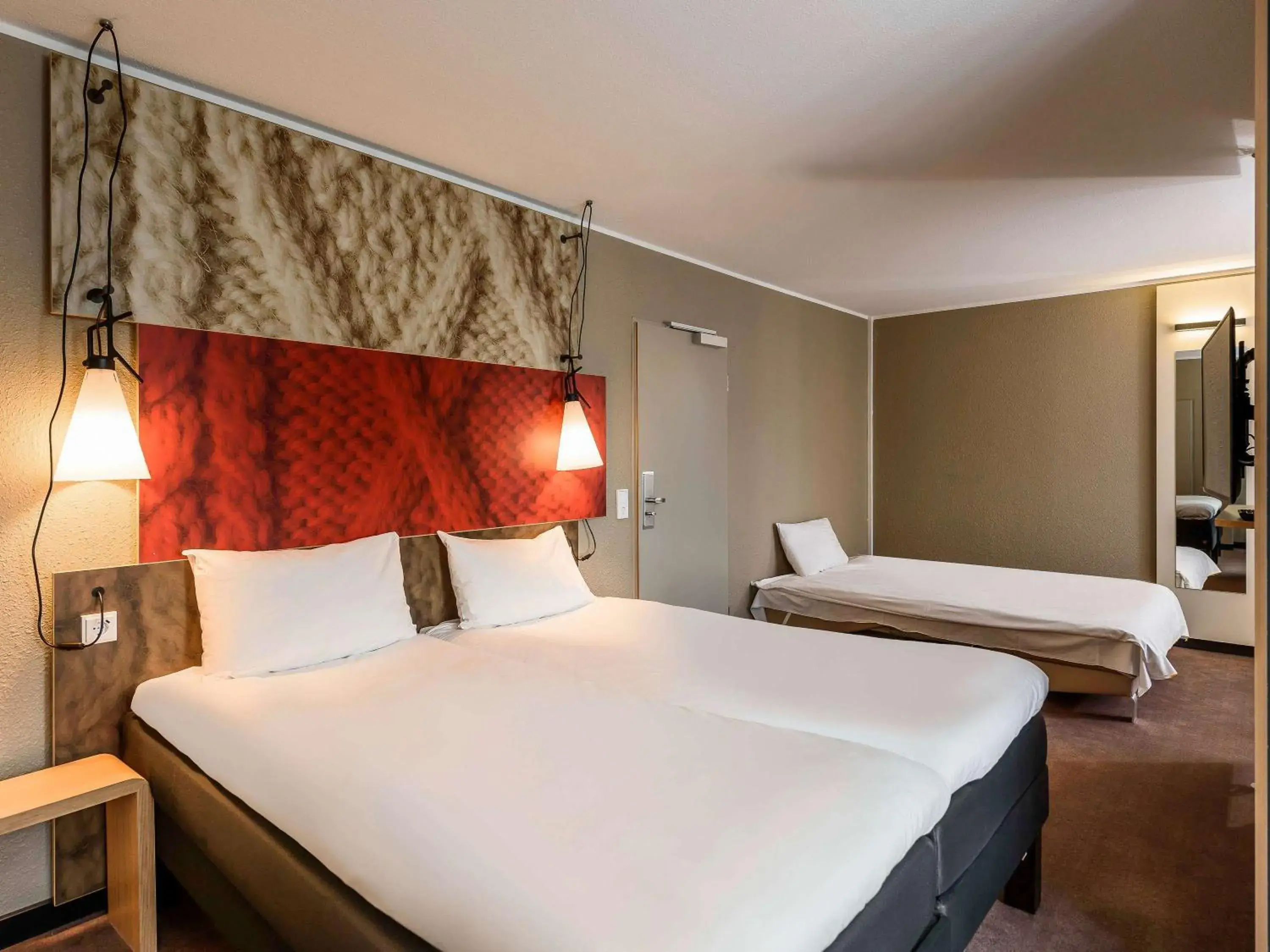 Comfort Double Room with Sofa Bed in ibis Hotel München City Comfort Double Room with Sofa Bed in ibis Hotel München City