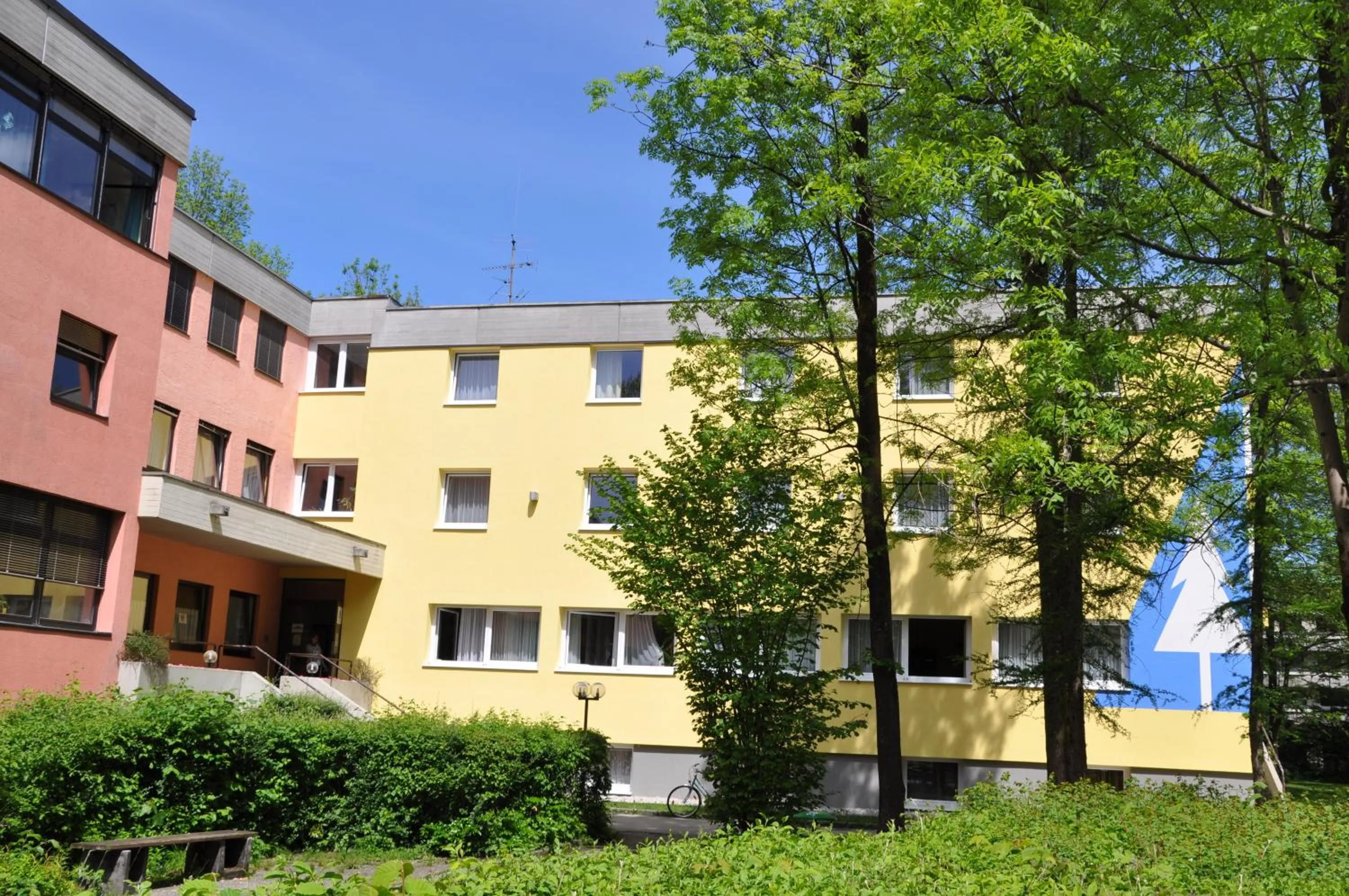 Facade/entrance in Eduard-Heinrich-Haus, Hostel