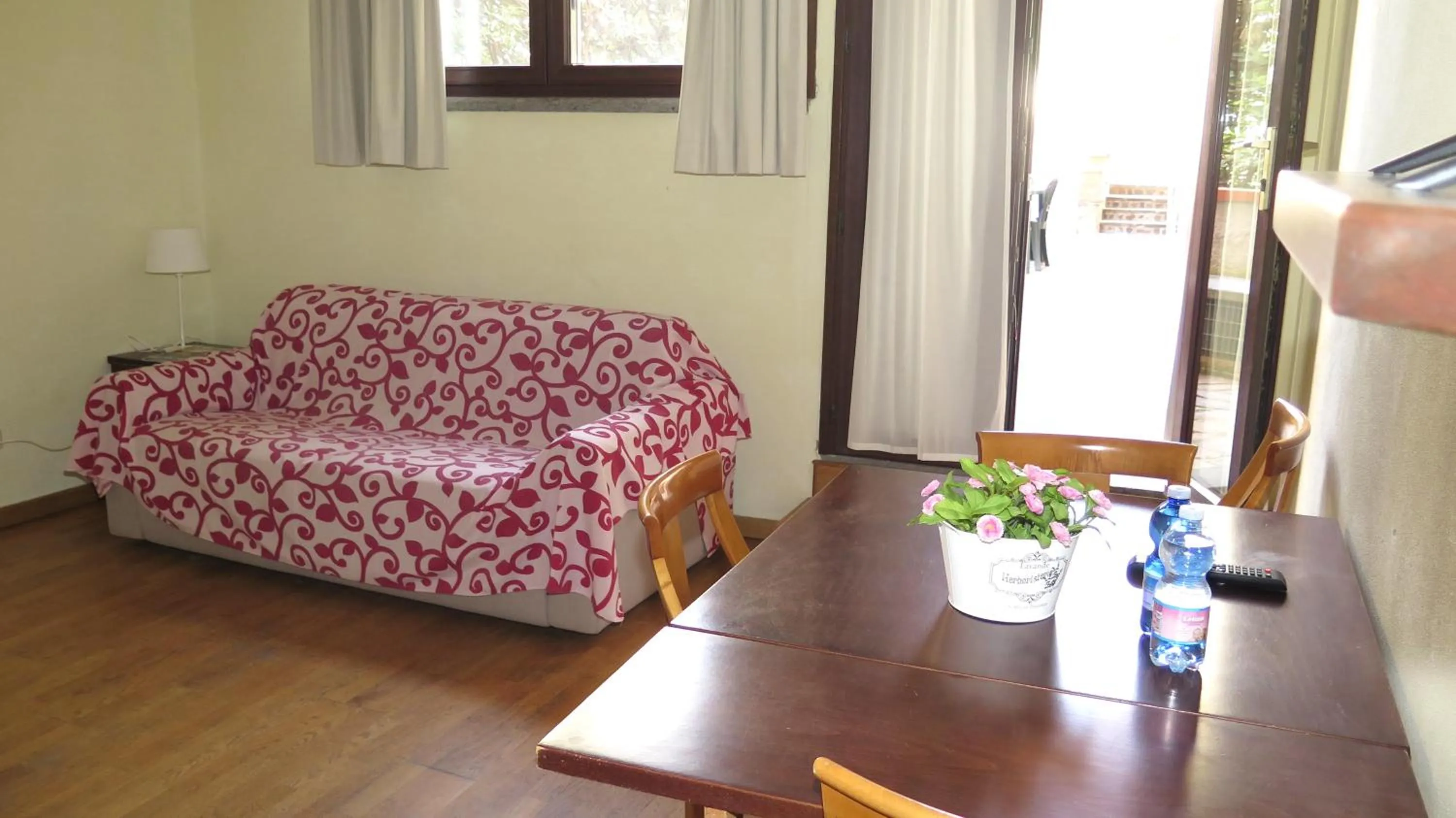 Seating area, Bed in Residenza Turistico Alberghiera Corallo