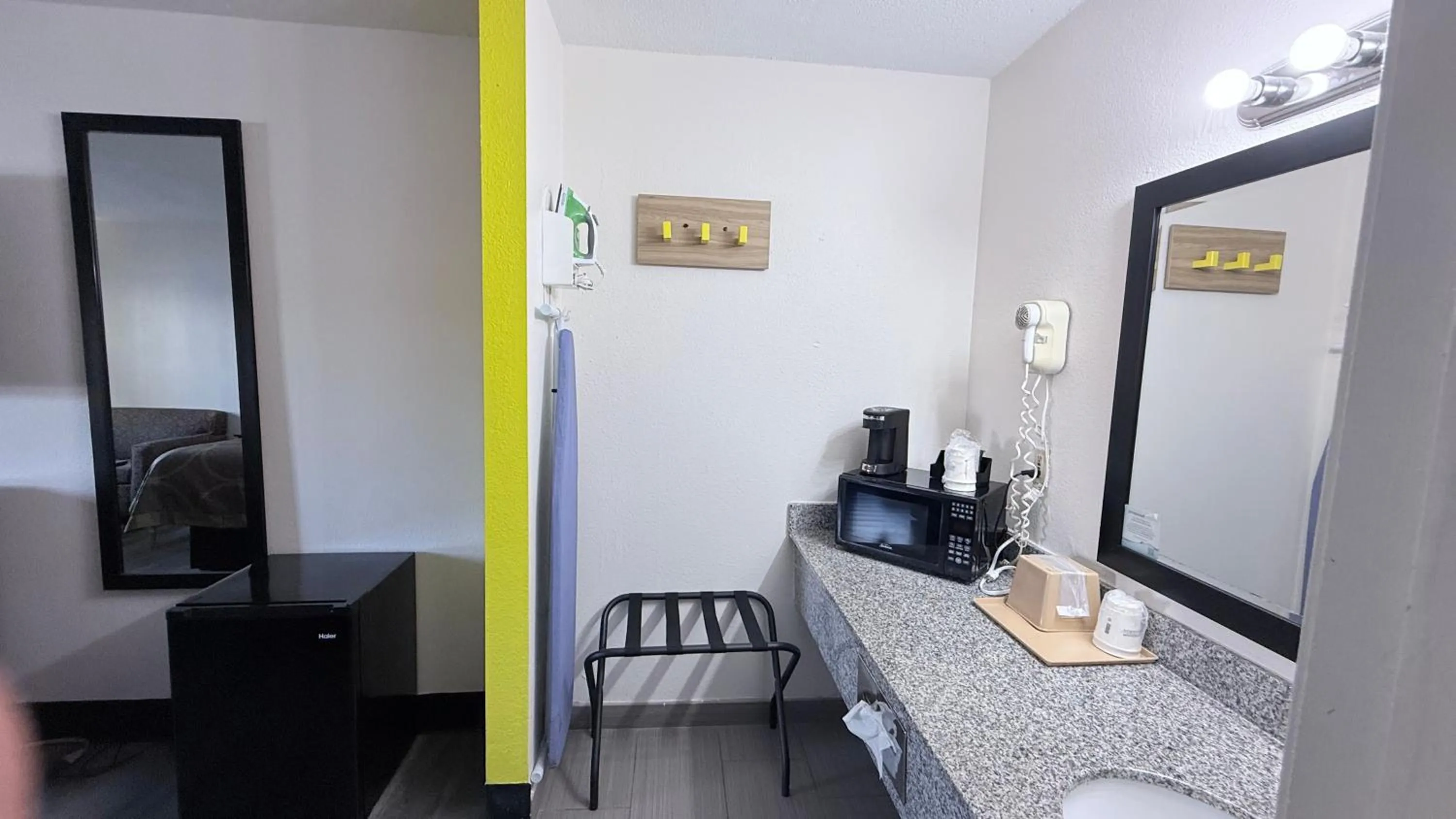 microwave in Super 8 by Wyndham Monticello AR