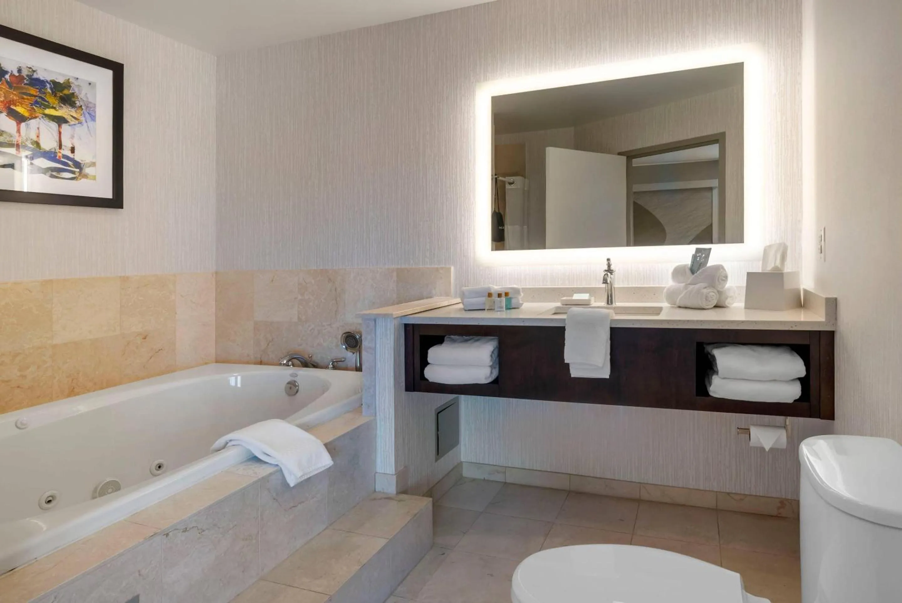 Bedroom in The Inn at Leonardtown, an Ascend Collection Hotel