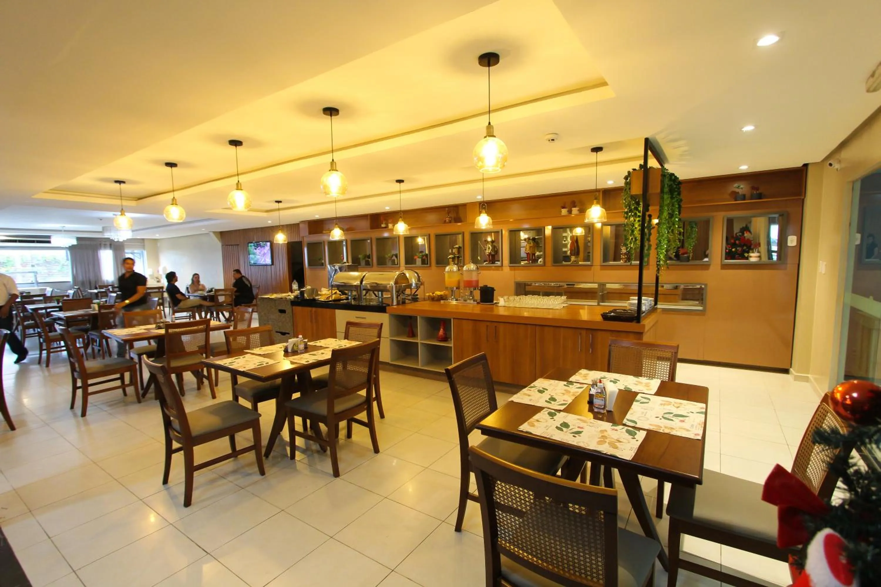 Restaurant/places to eat in Golden Ville Hotel