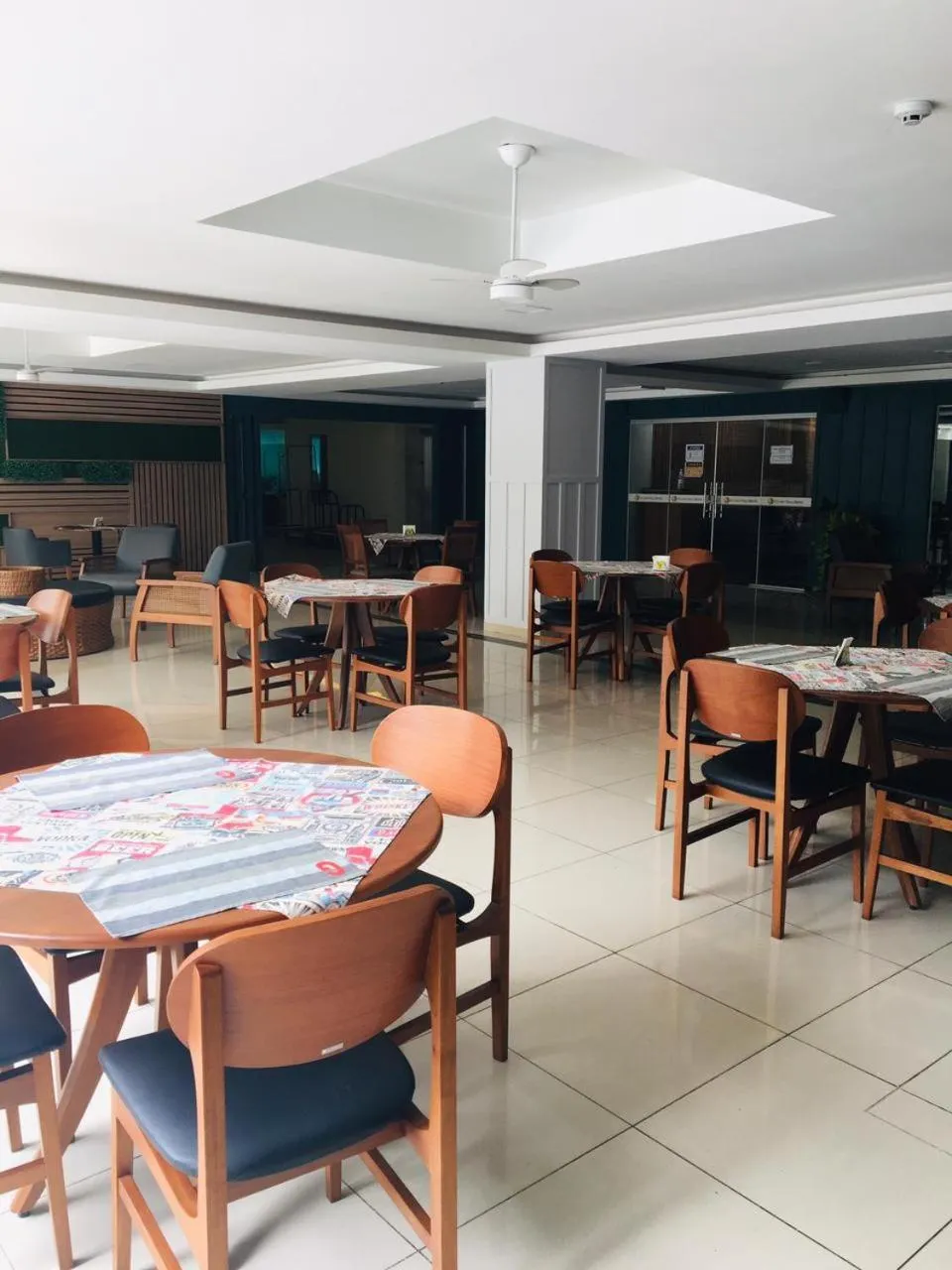 Restaurant/places to eat in Golden Ville Hotel