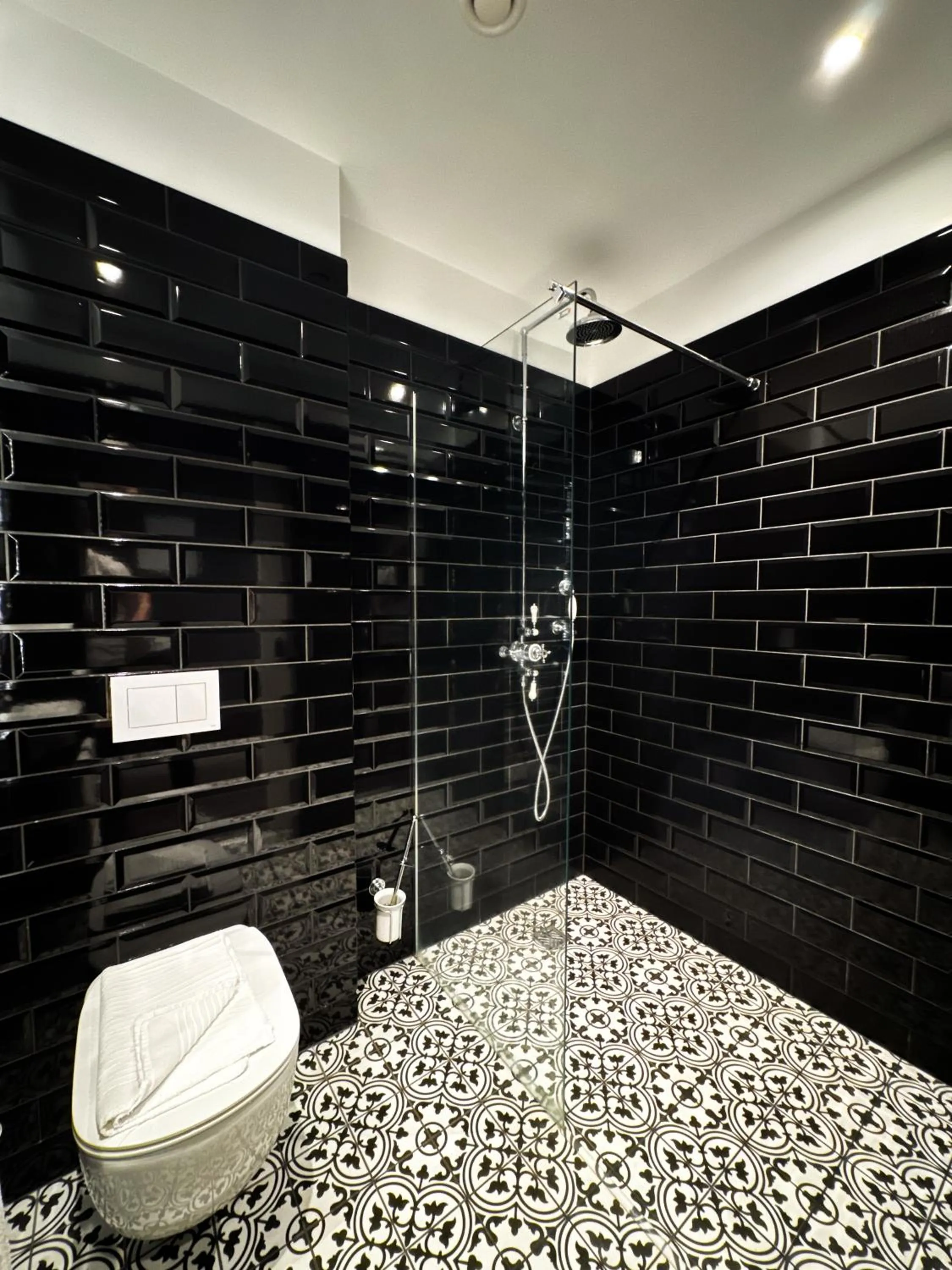 Shower in R13 - A Townhouse Hotel