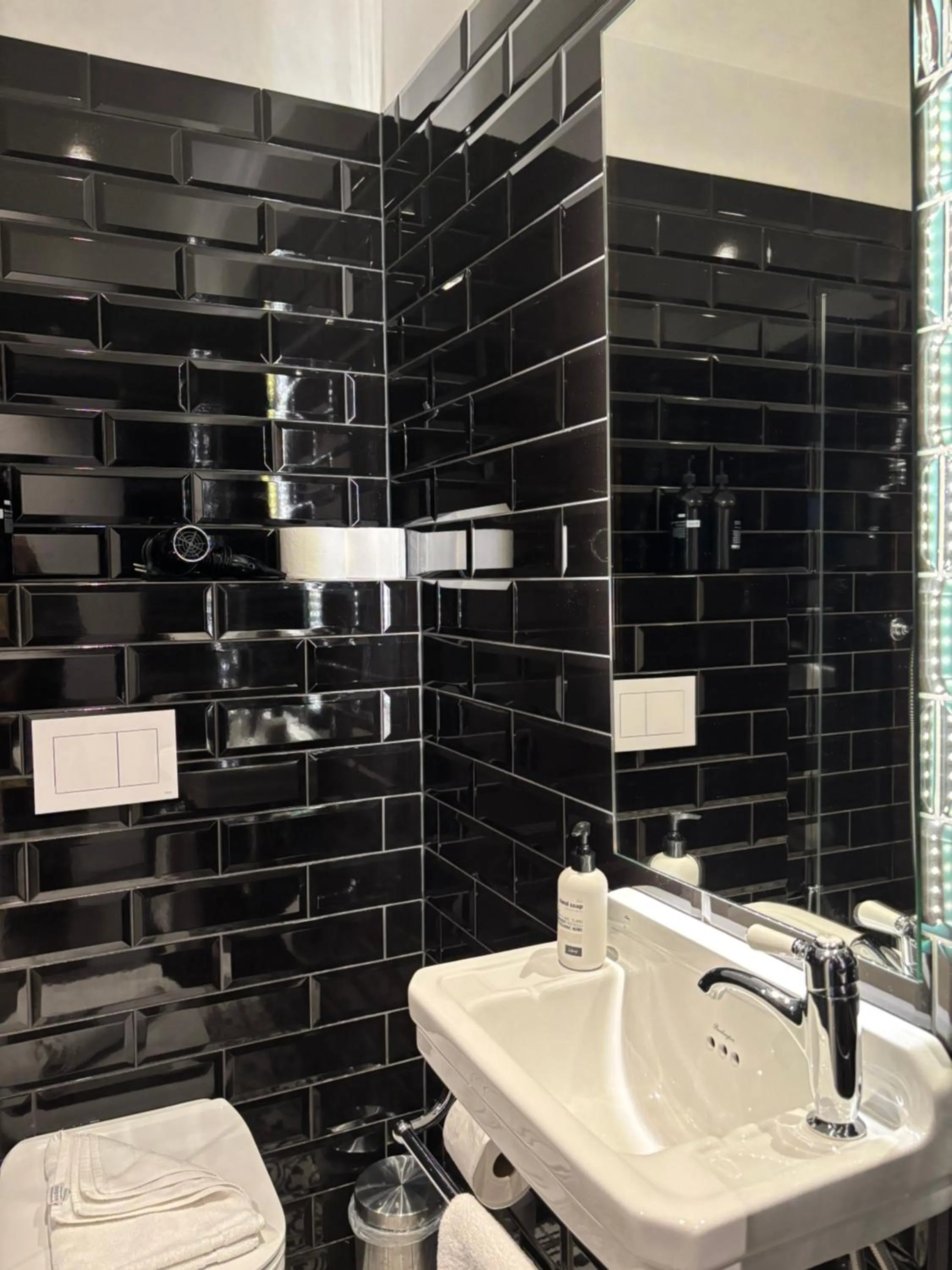 Bathroom in R13 - A Townhouse Hotel