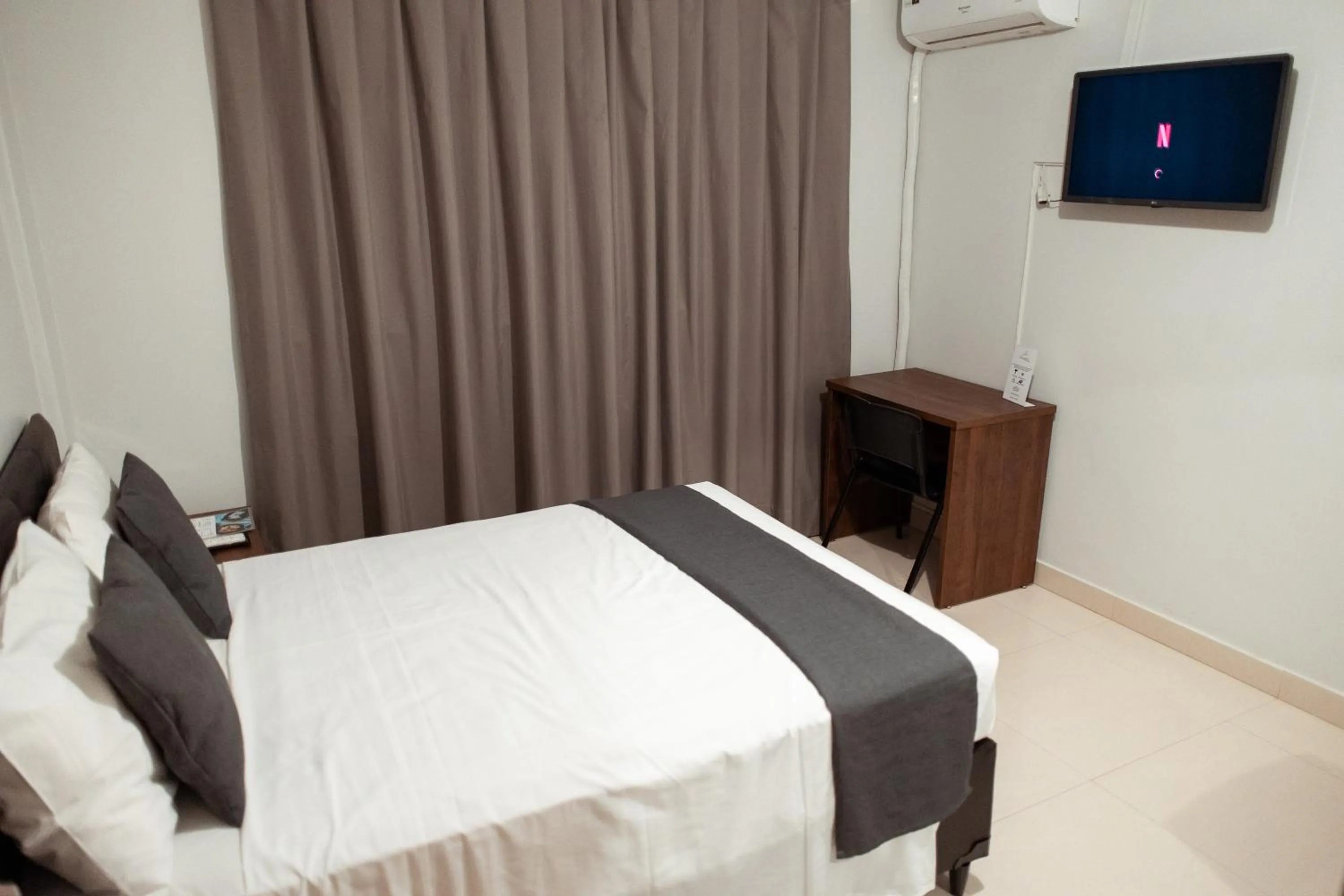 Bedroom, Bed in Hotel Paris