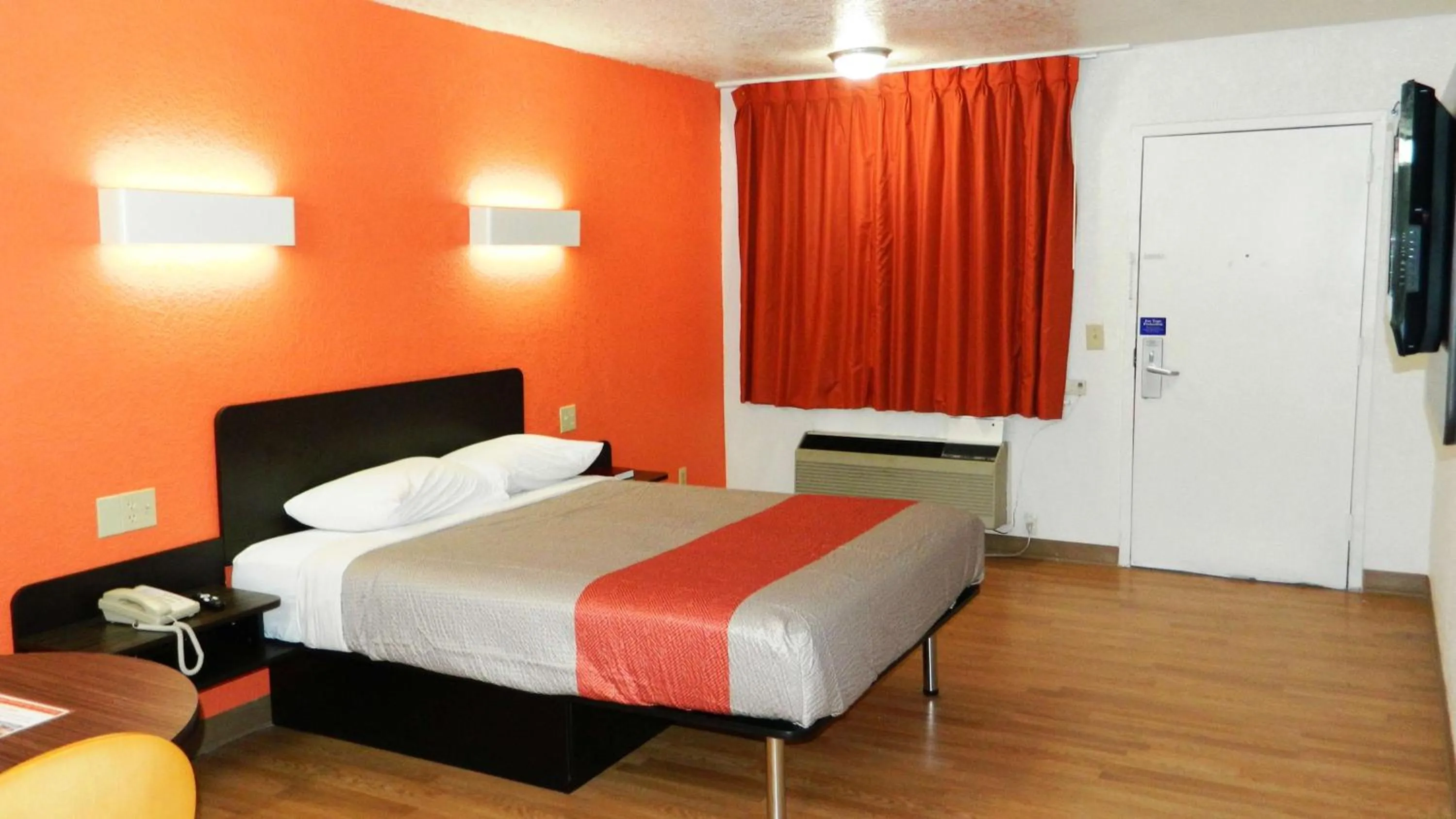 Photo of the whole room, Bed in Motel 6-Oklahoma City, OK - Airport East