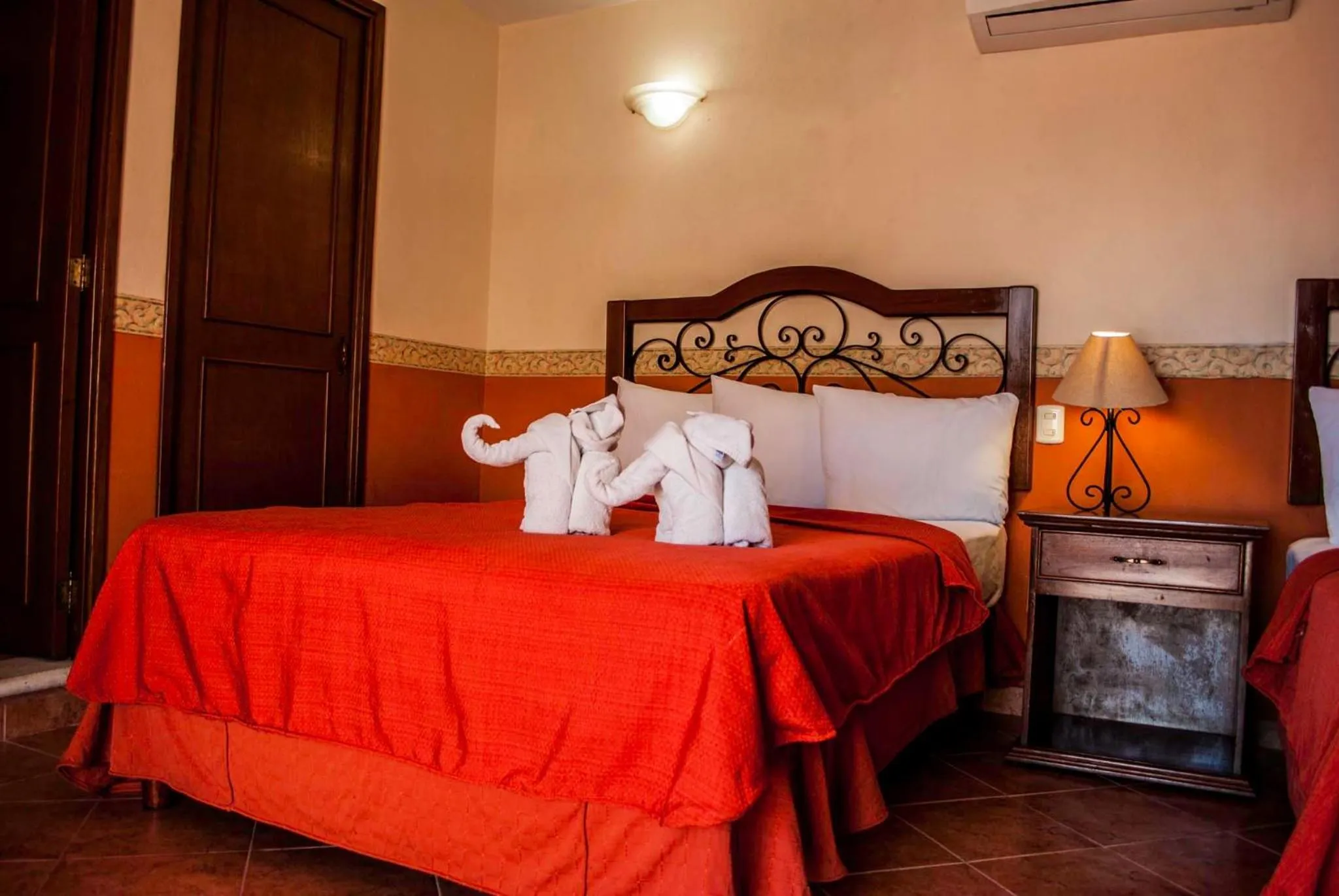 Photo of the whole room, Bed in Maya Campeche Hotel