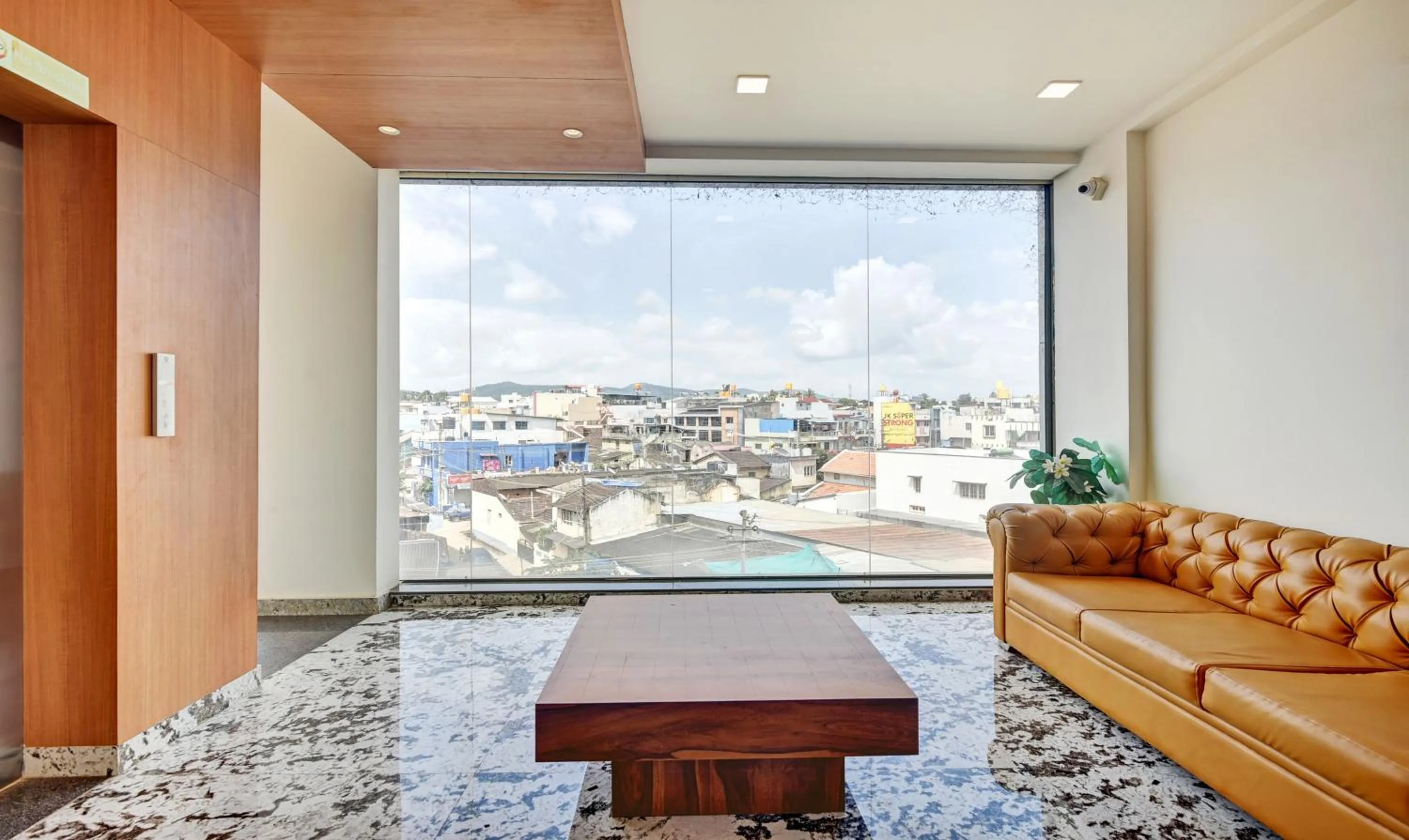 Seating area in Itsy Hotels Shrey'S Inn Mallandur Road