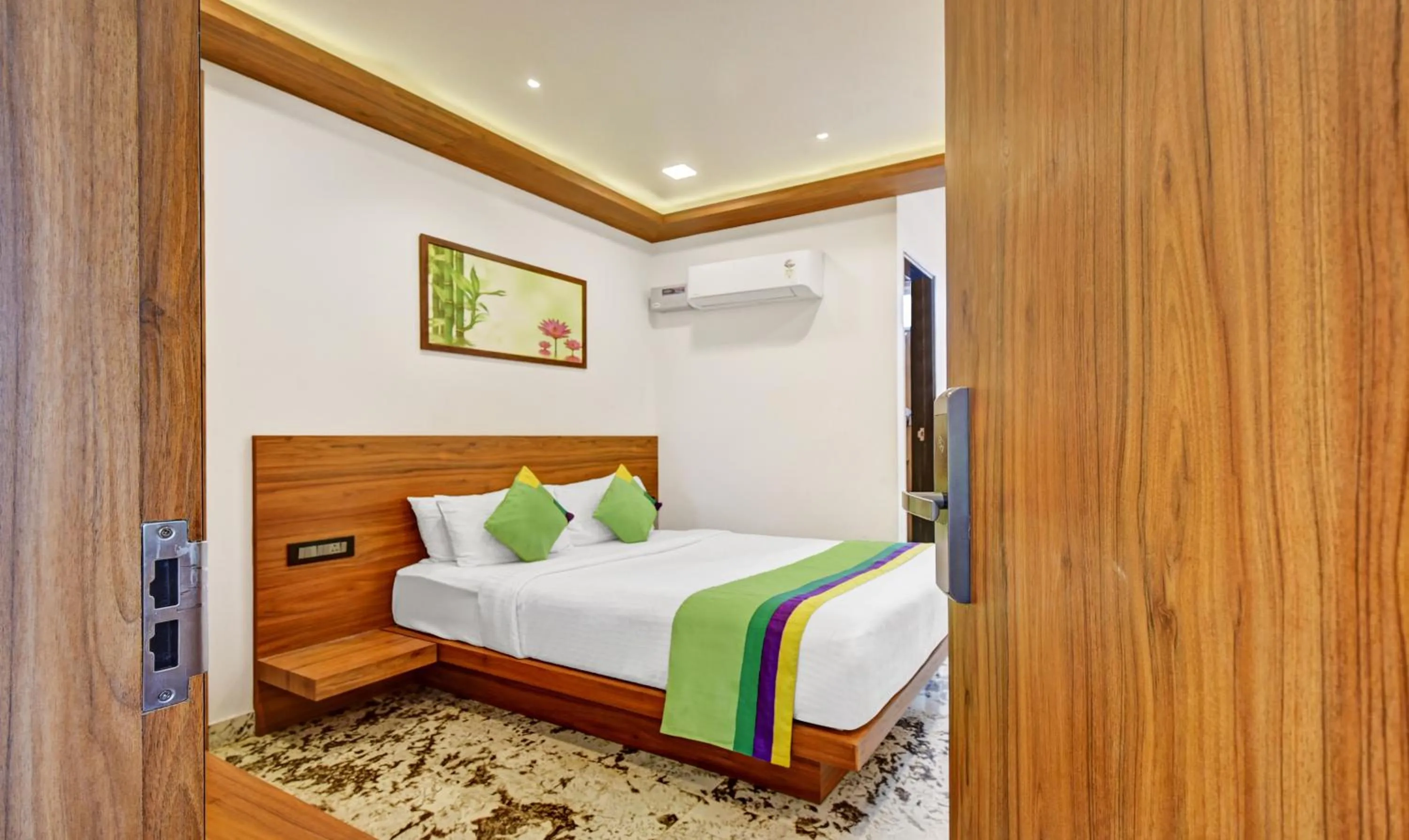 Bedroom, Bed in Itsy Hotels Shrey'S Inn Mallandur Road