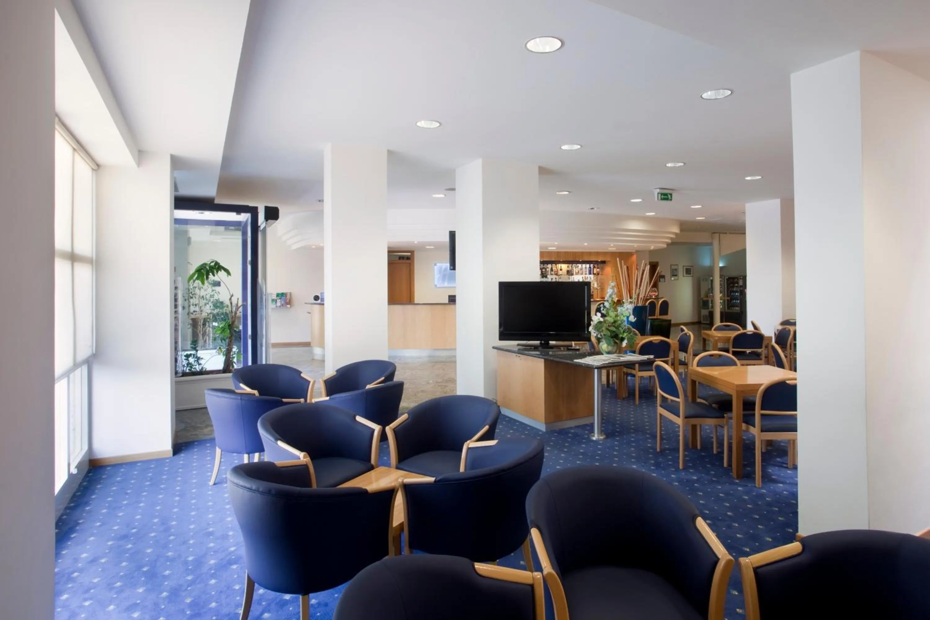 Communal lounge/ TV room in City Hotel & Suites