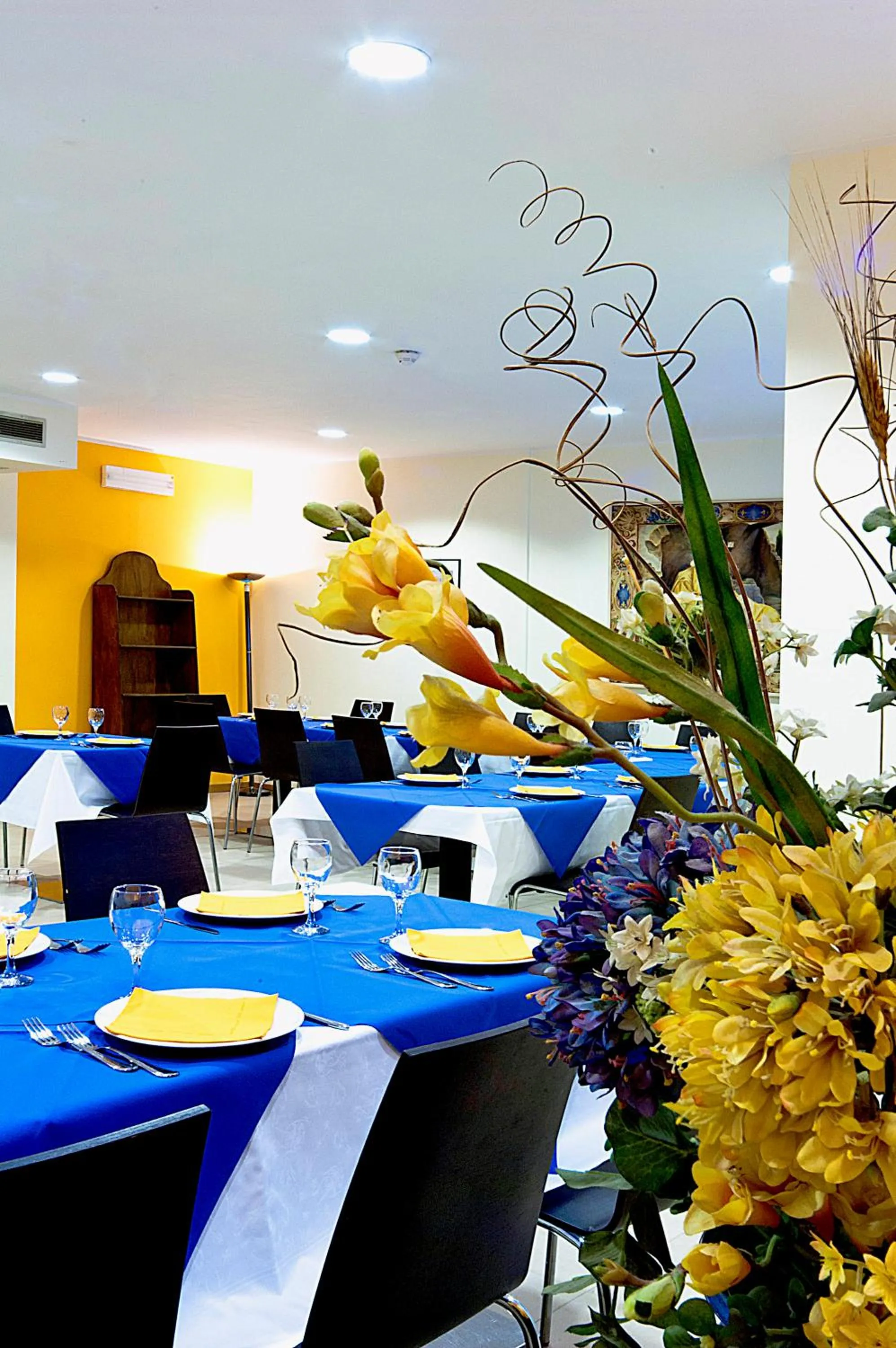 Restaurant/places to eat in City Hotel & Suites