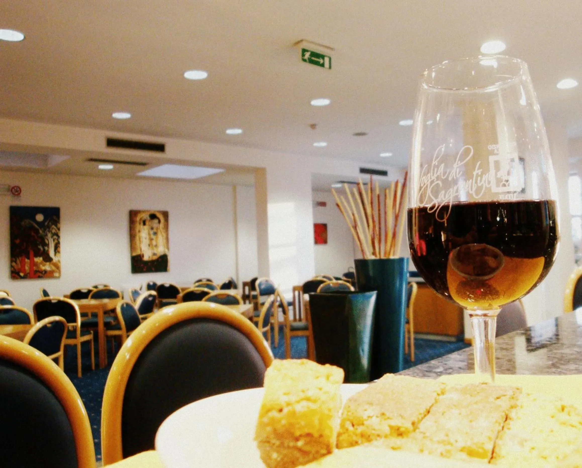 Restaurant/places to eat in City Hotel & Suites